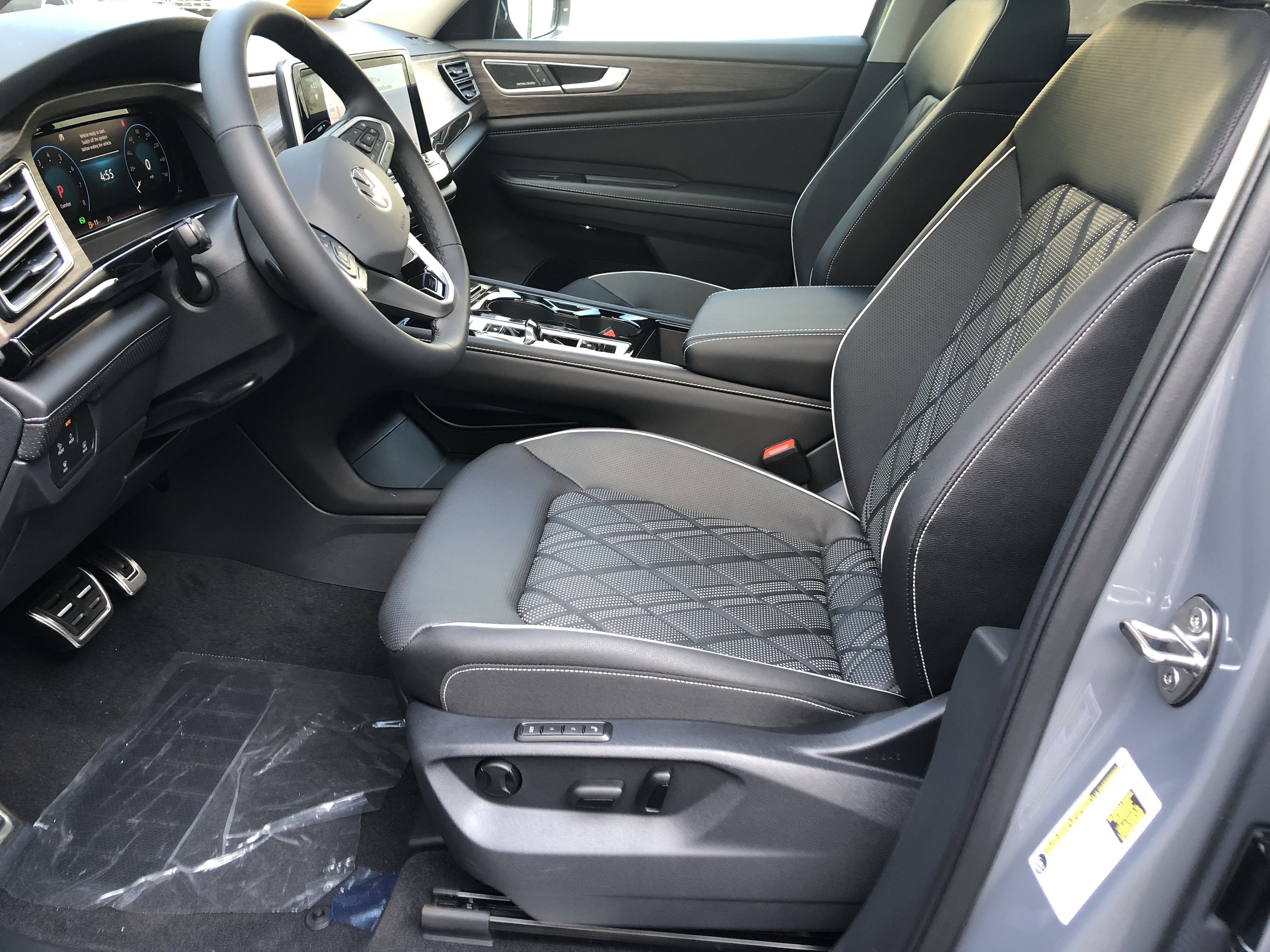 2026 Volkswagen Atlas 2.0T SEL Premium R-Line w/captains chairs