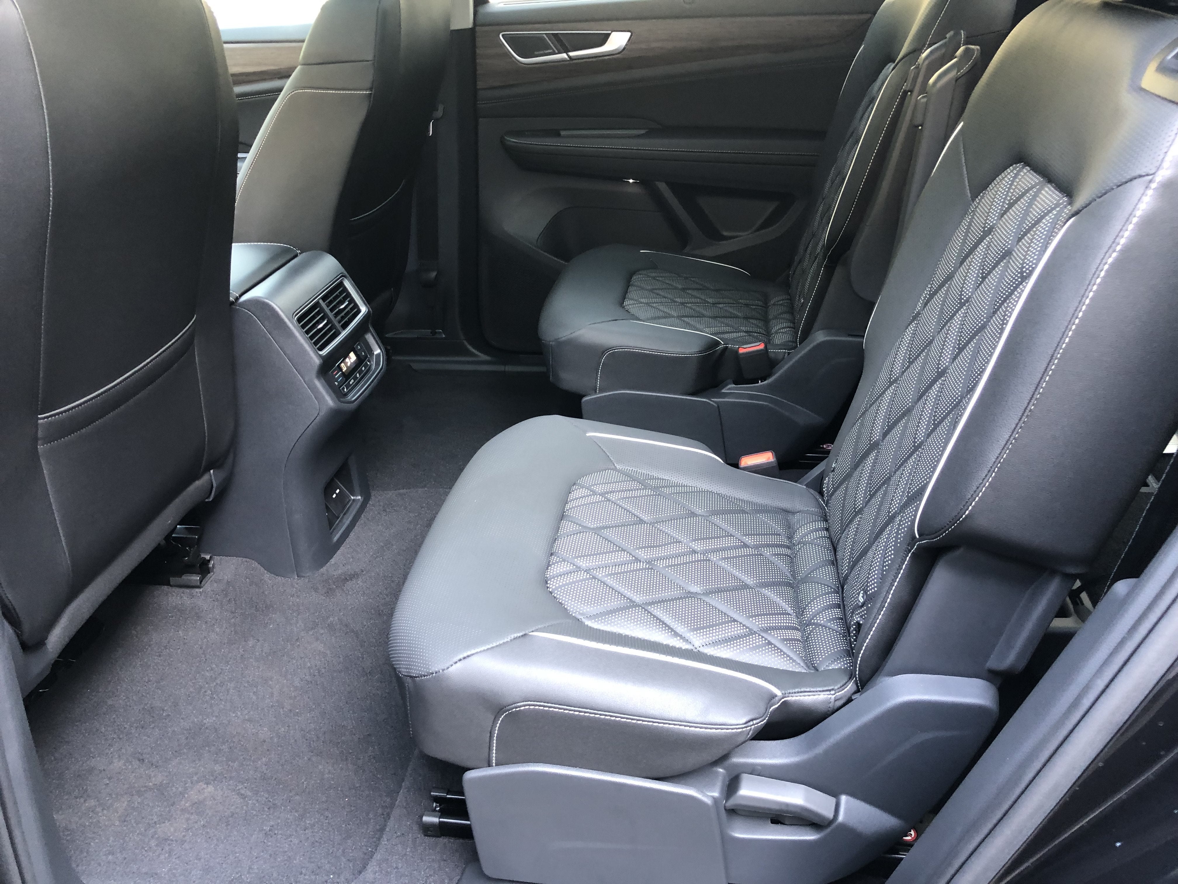 2026 Volkswagen Atlas 2.0T SEL Premium R-Line w/captains chairs