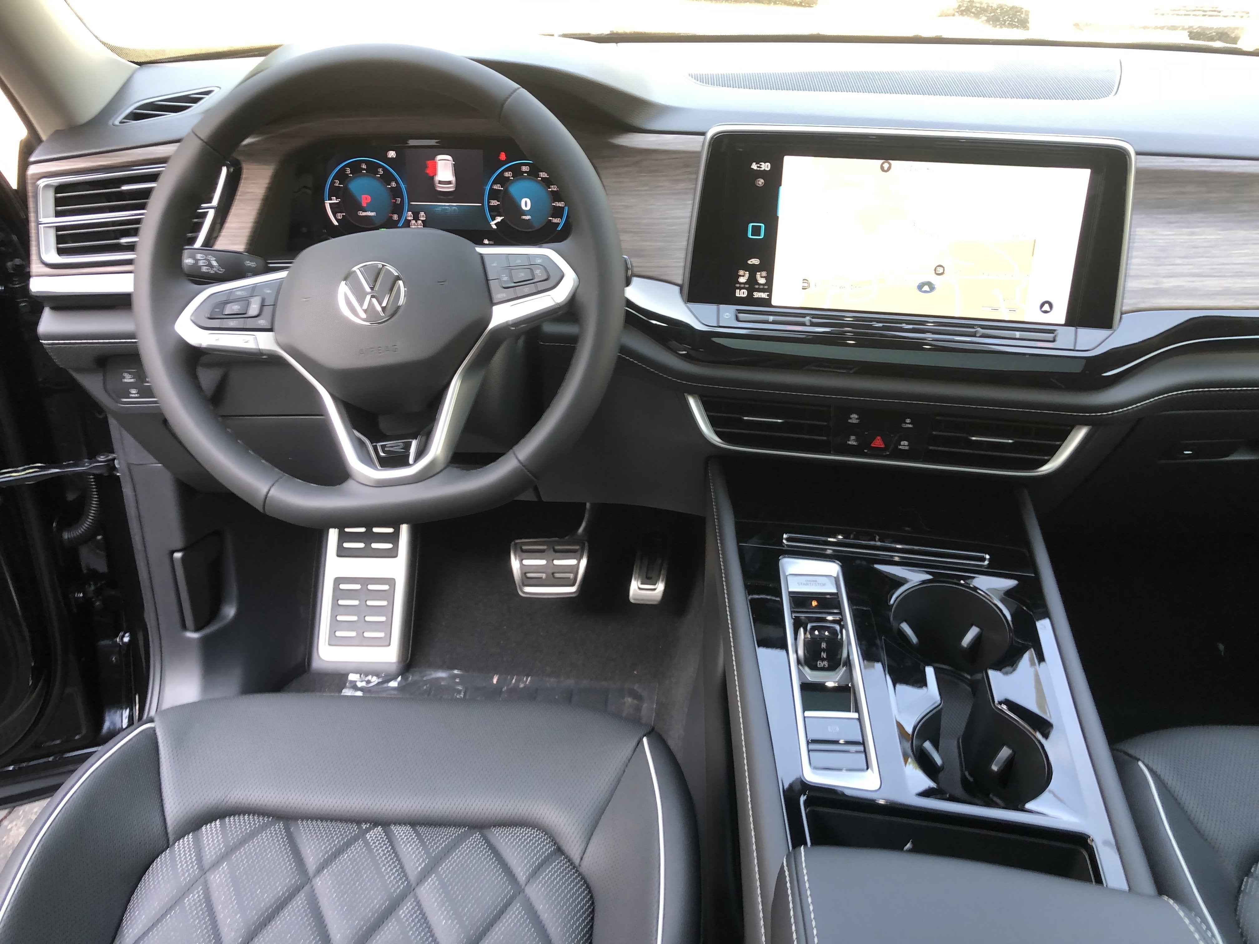 2026 Volkswagen Atlas 2.0T SEL Premium R-Line w/captains chairs