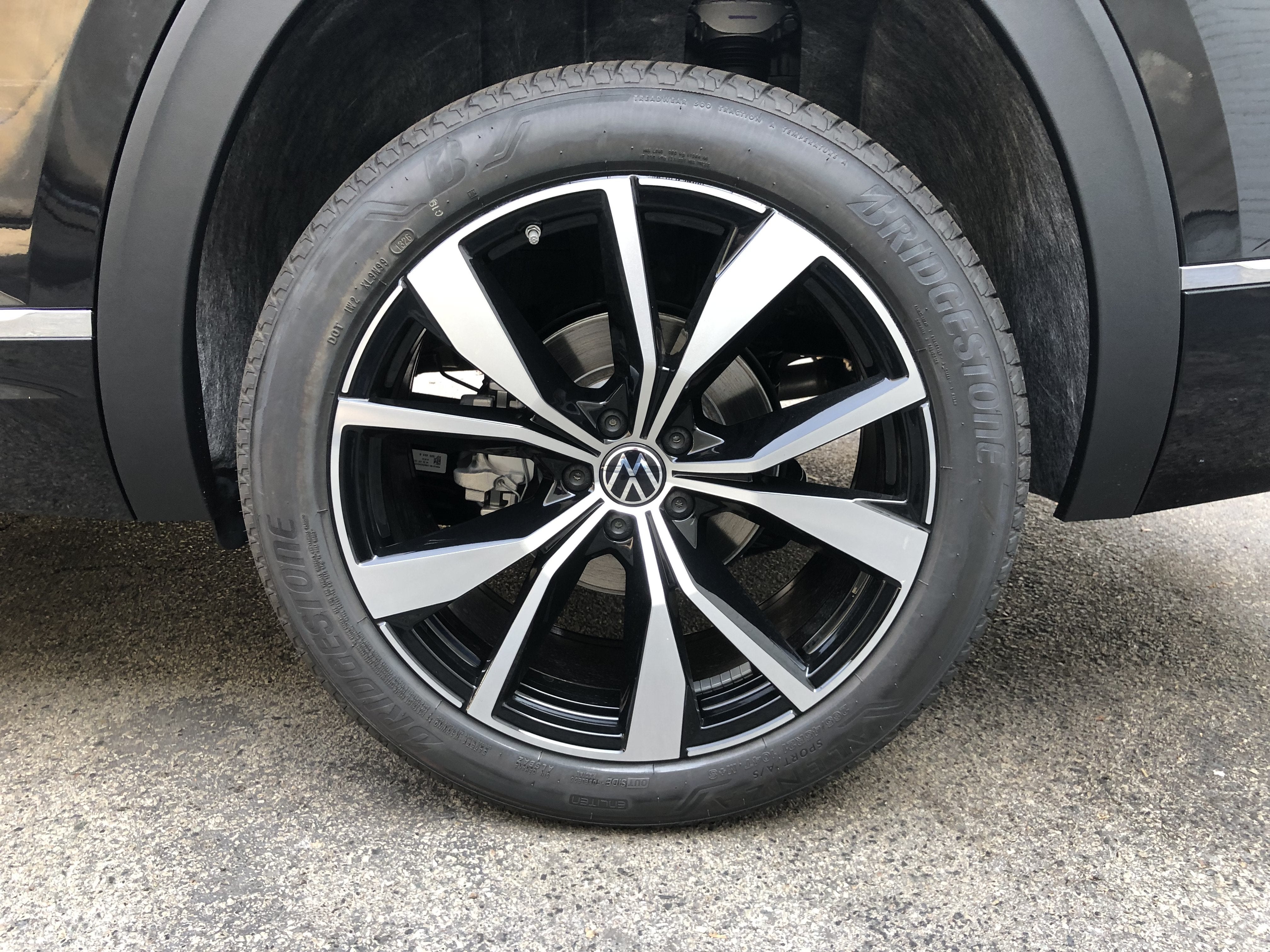 2026 Volkswagen Atlas 2.0T SEL Premium R-Line w/captains chairs