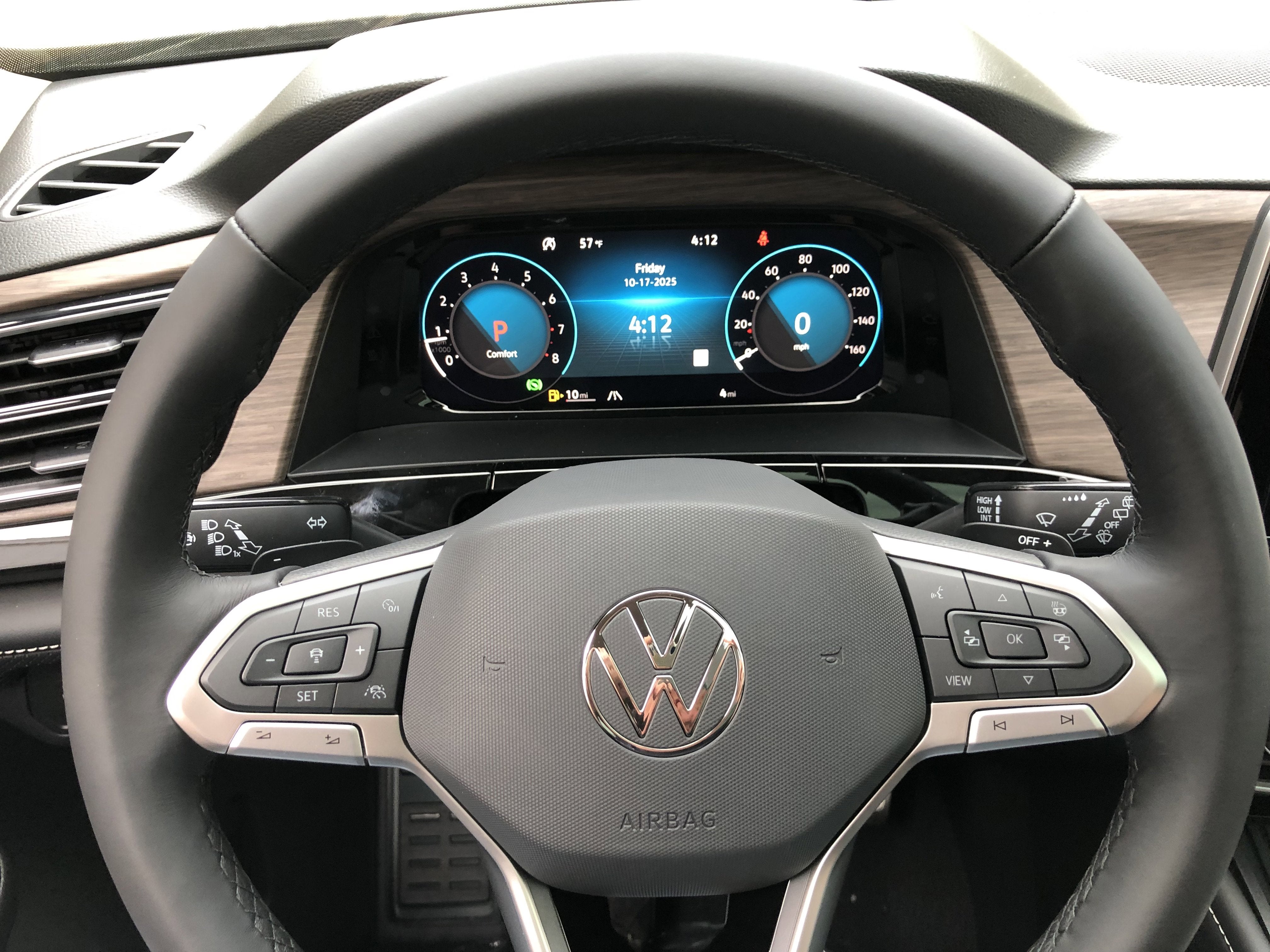 2026 Volkswagen Atlas 2.0T SEL Premium R-Line w/captains chairs