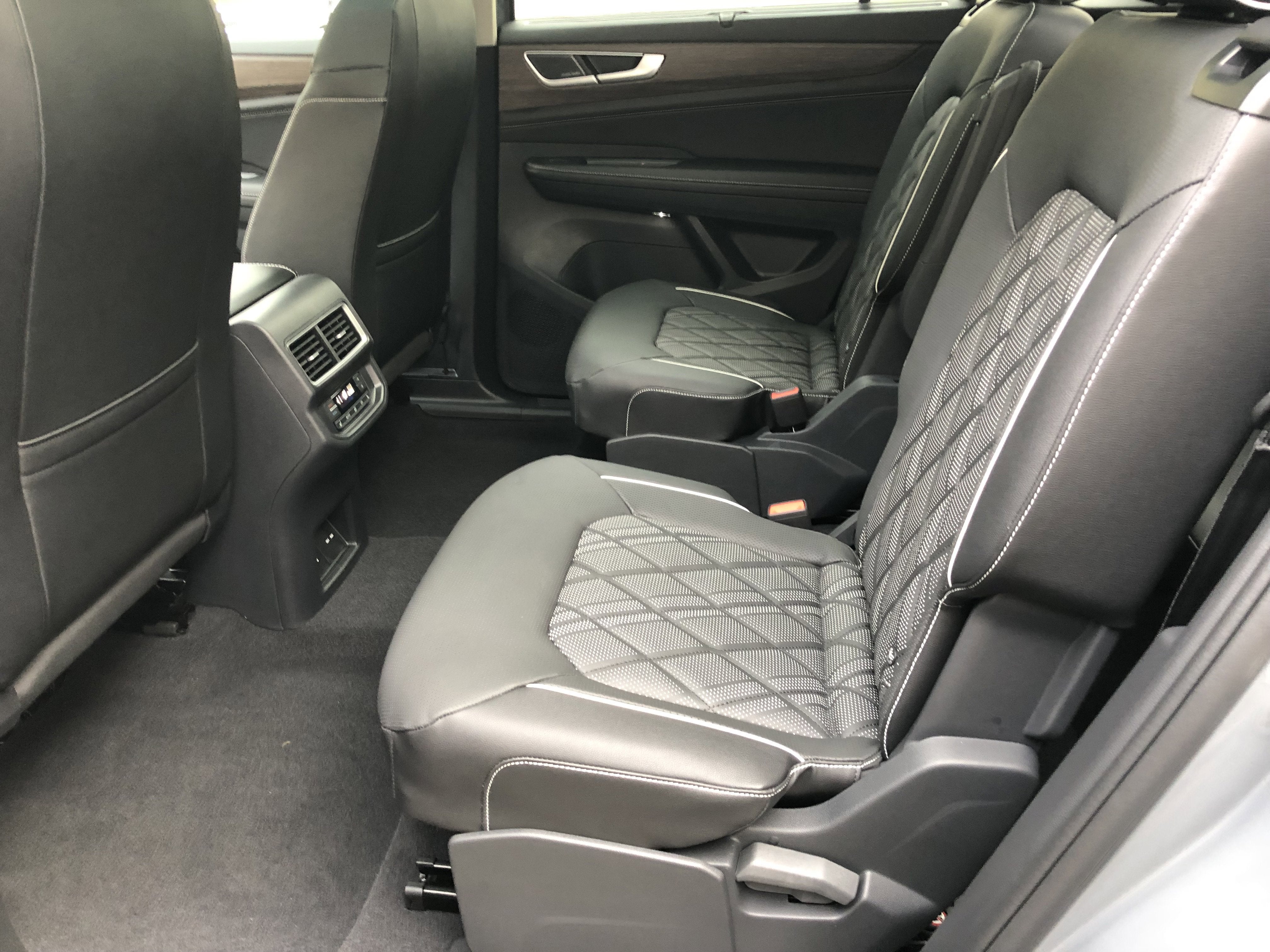 2026 Volkswagen Atlas 2.0T SEL Premium R-Line w/captains chairs
