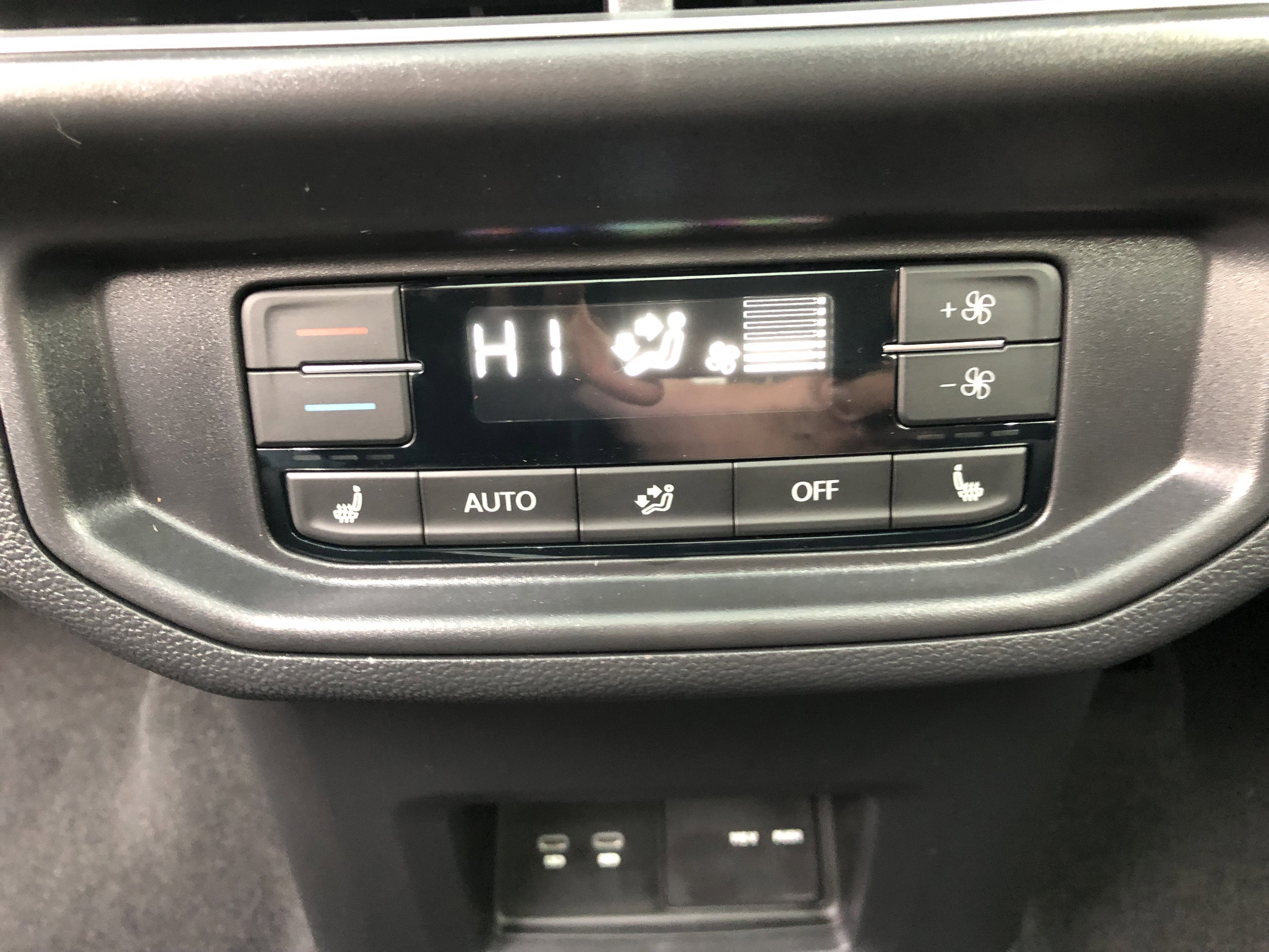 2026 Volkswagen Atlas 2.0T SEL Premium R-Line w/captains chairs