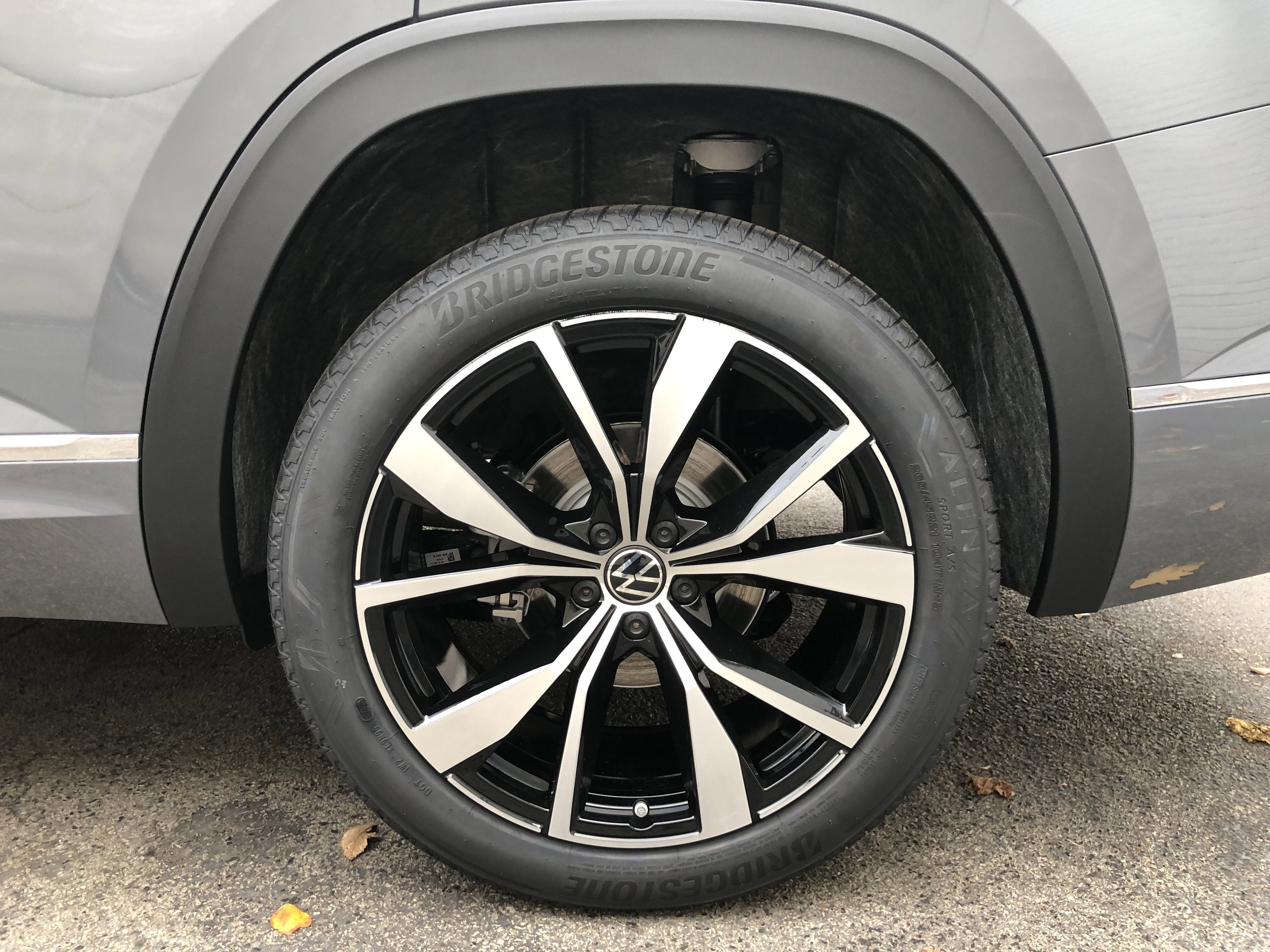 2026 Volkswagen Atlas 2.0T SEL Premium R-Line w/captains chairs