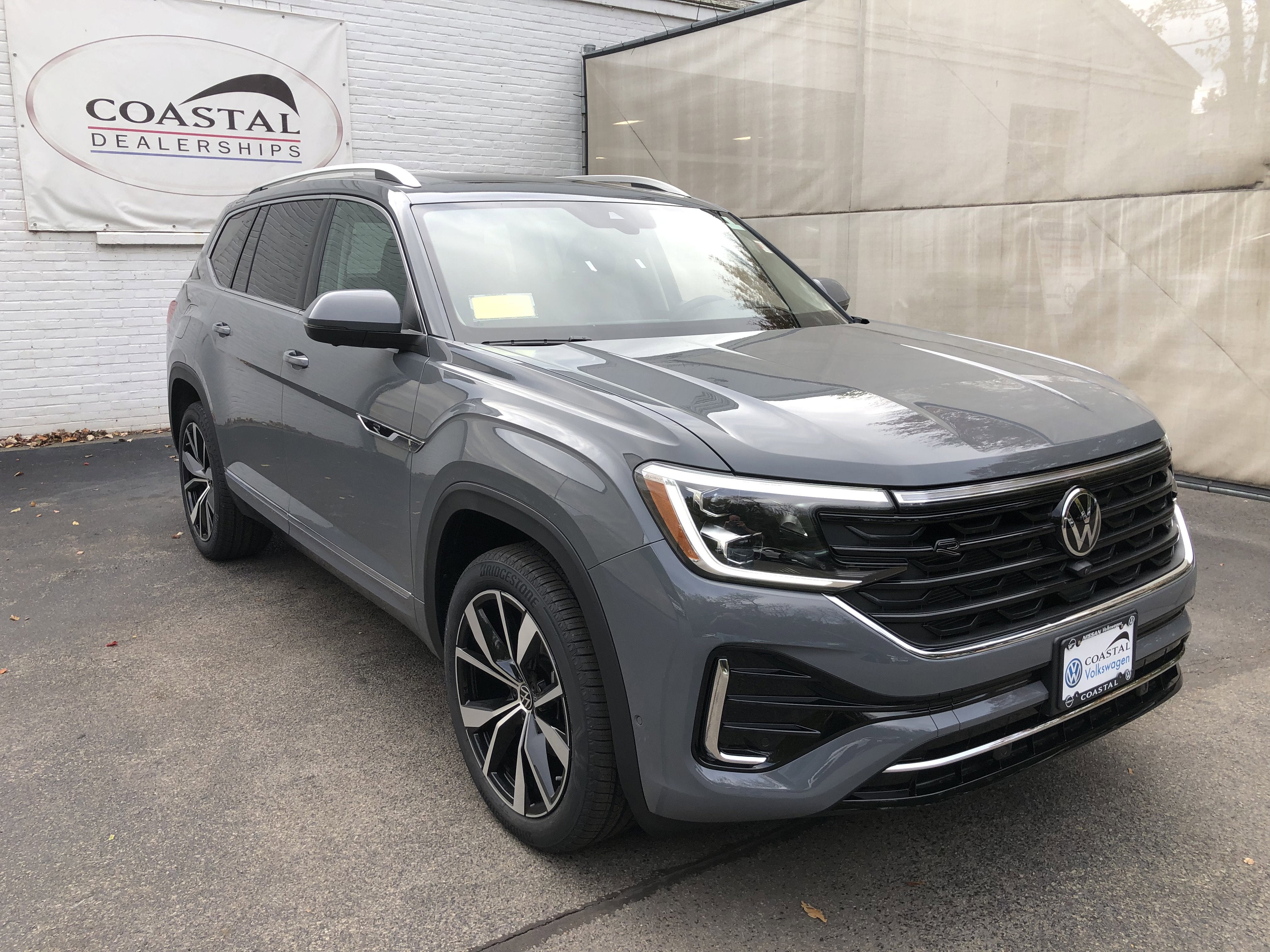 2026 Volkswagen Atlas 2.0T SEL Premium R-Line w/captains chairs