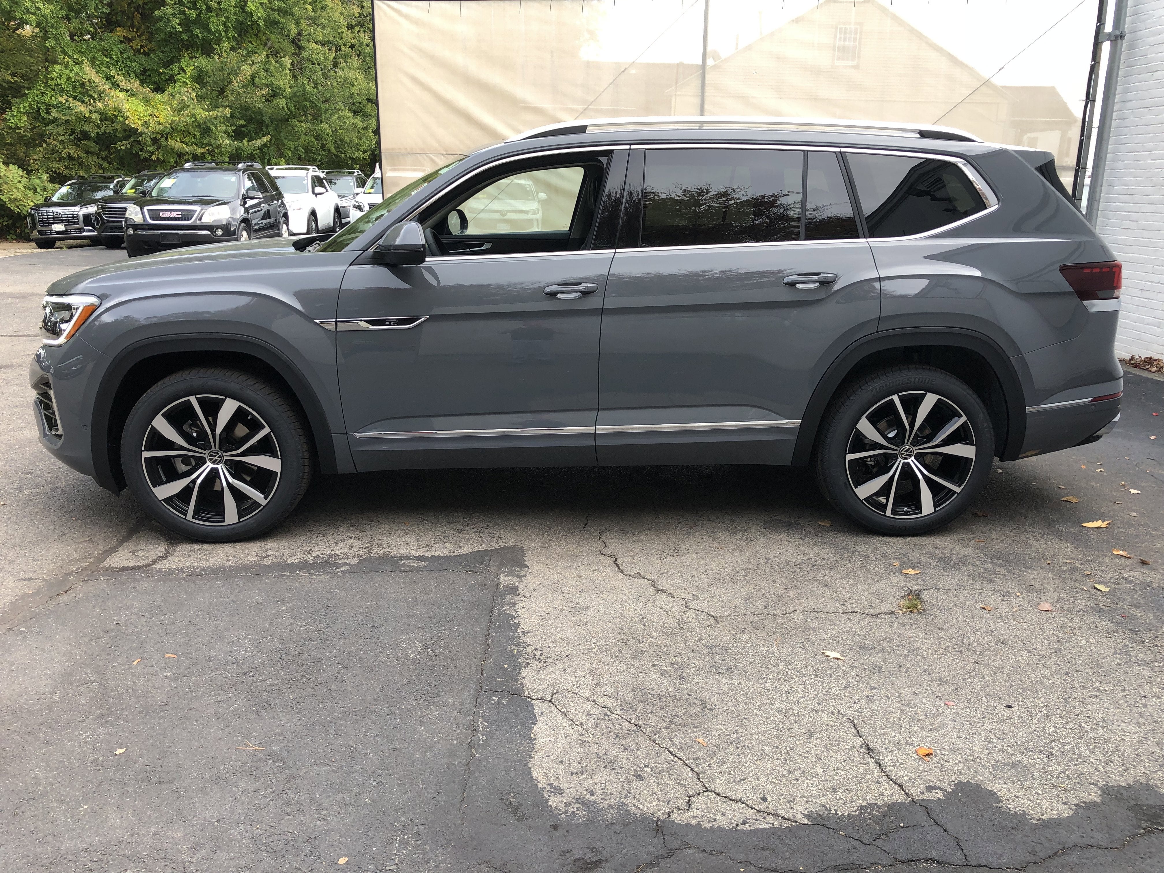 2026 Volkswagen Atlas 2.0T SEL Premium R-Line w/captains chairs