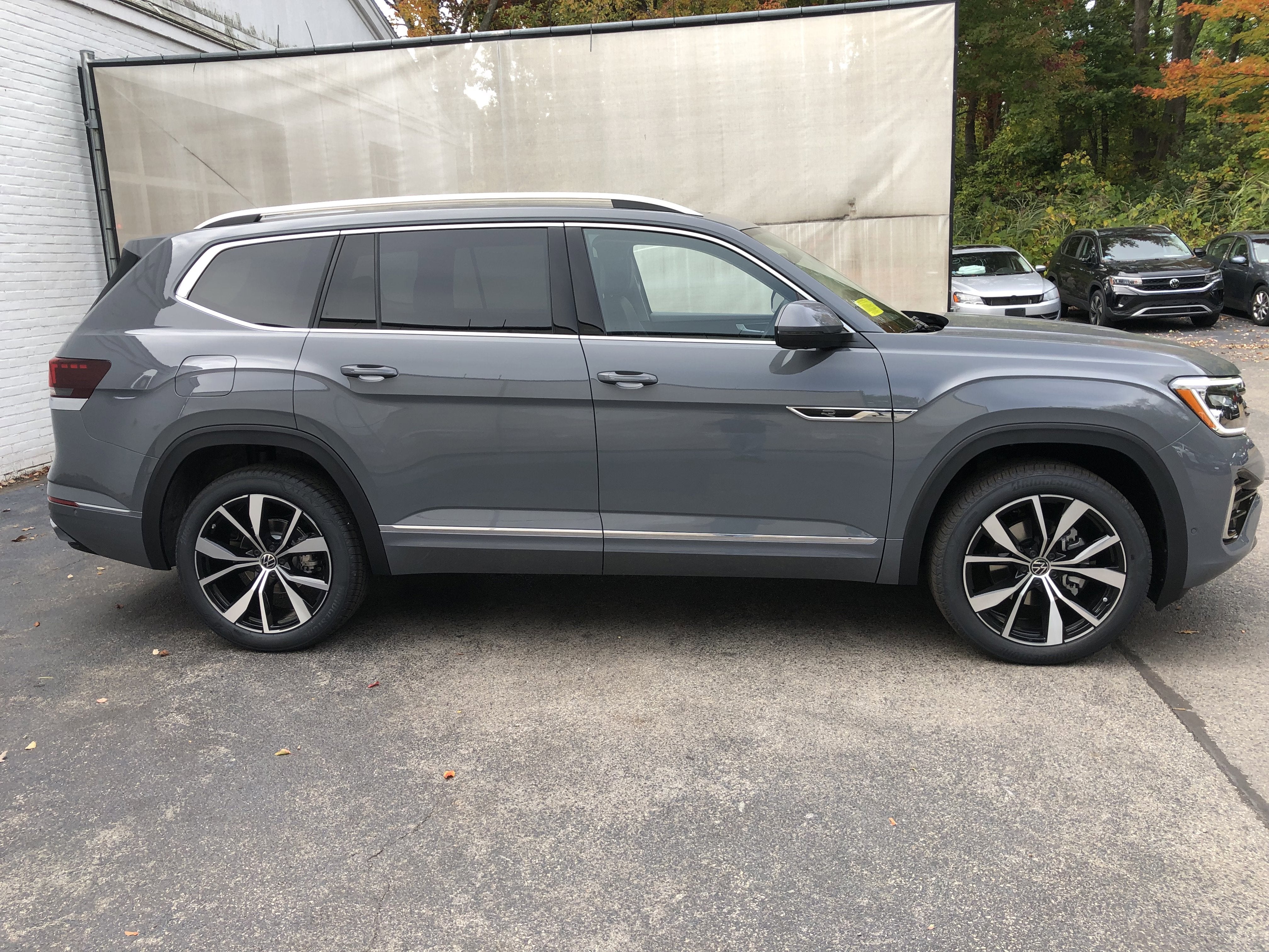2026 Volkswagen Atlas 2.0T SEL Premium R-Line w/captains chairs