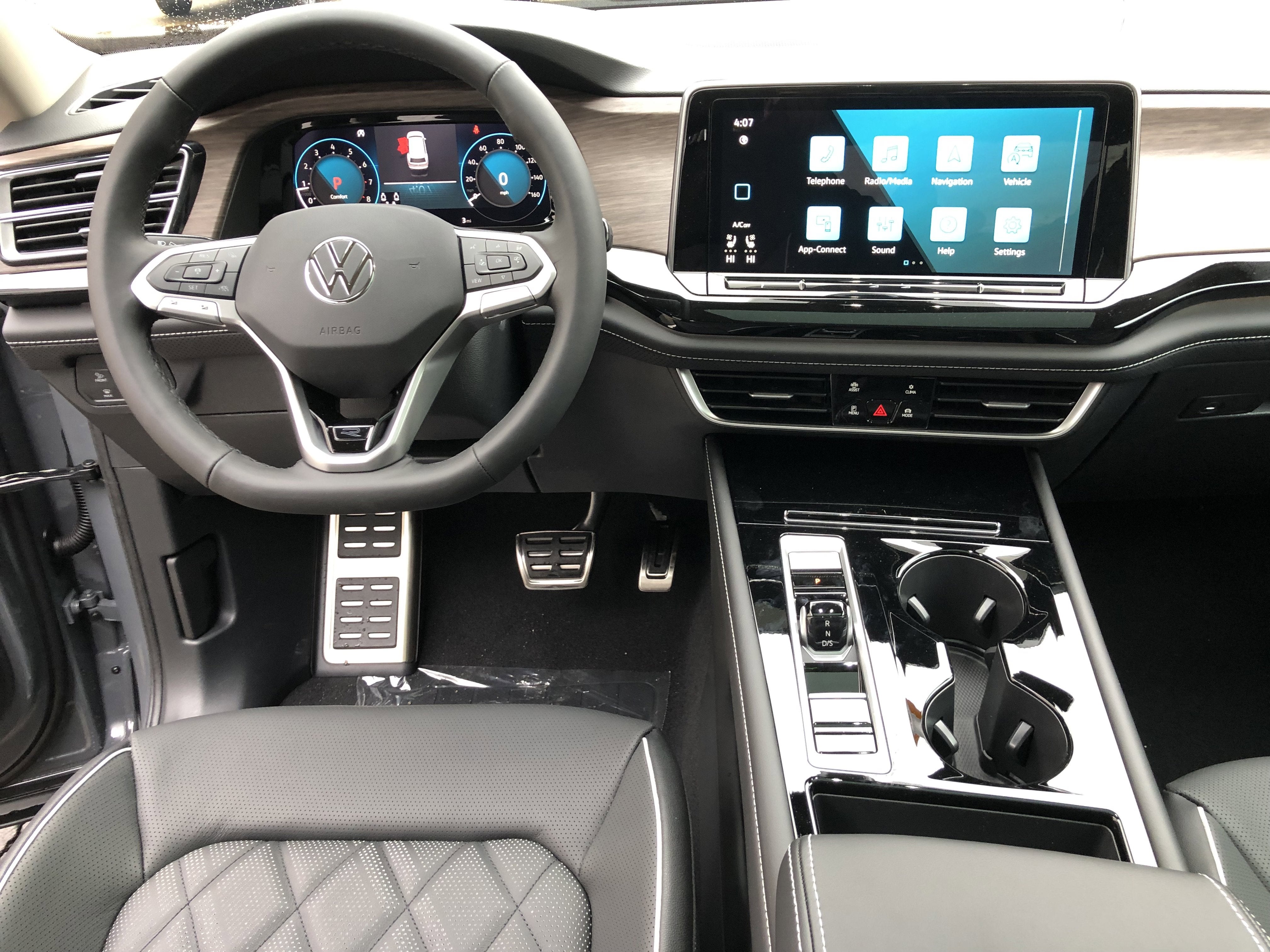 2026 Volkswagen Atlas 2.0T SEL Premium R-Line w/captains chairs