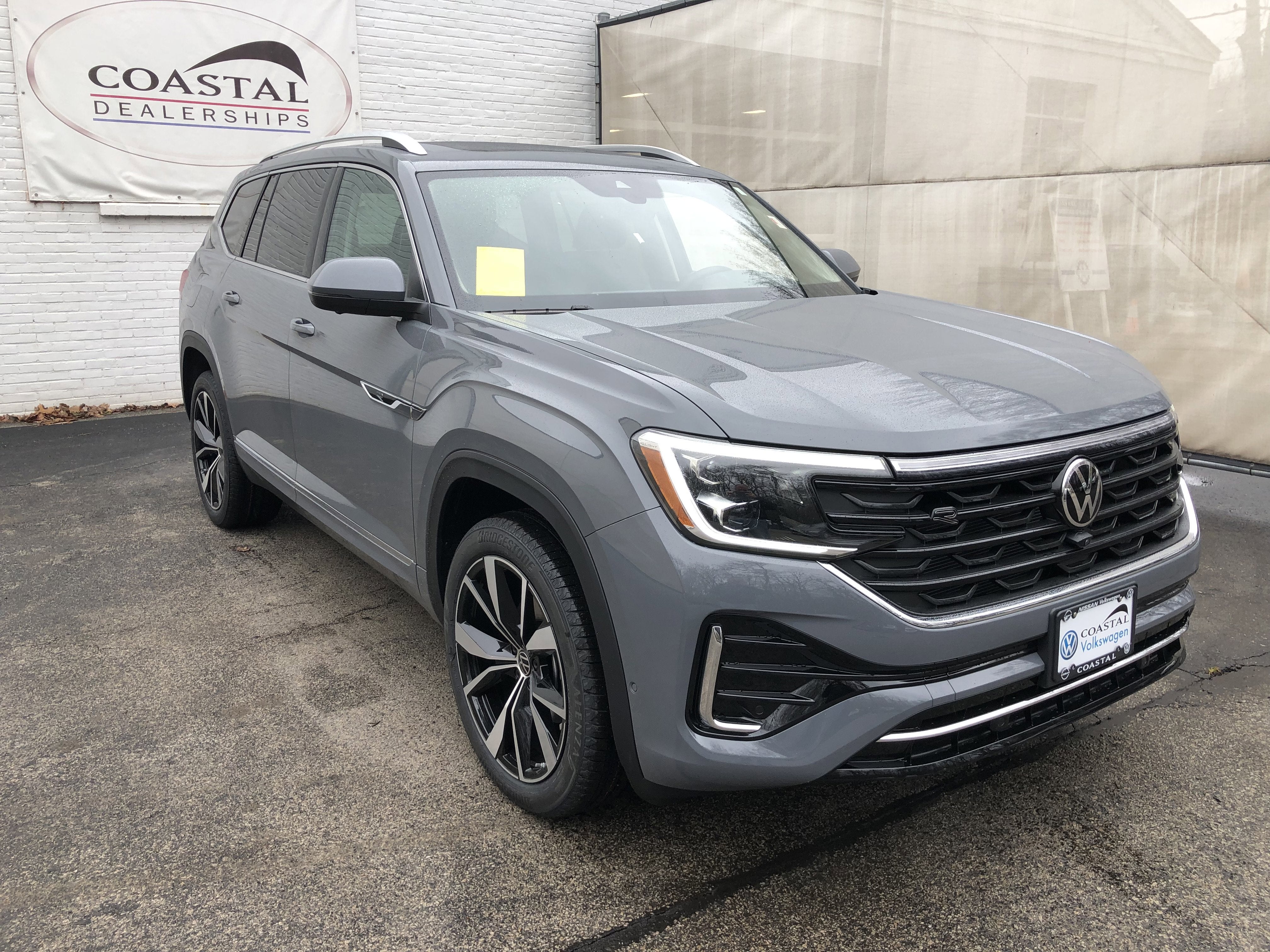 2026 Volkswagen Atlas 2.0T SEL Premium R-Line w/captains chairs