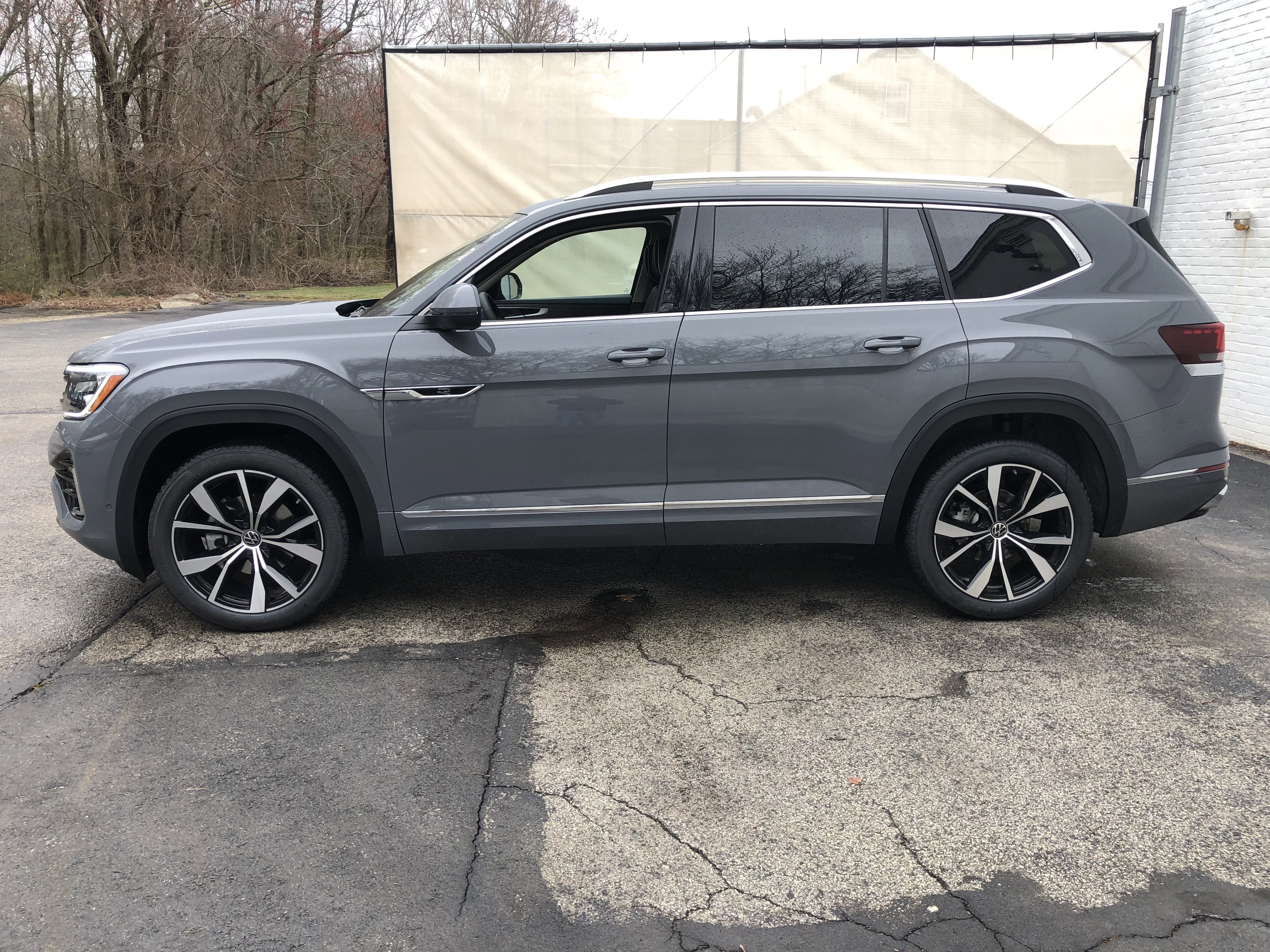 2026 Volkswagen Atlas 2.0T SEL Premium R-Line w/captains chairs