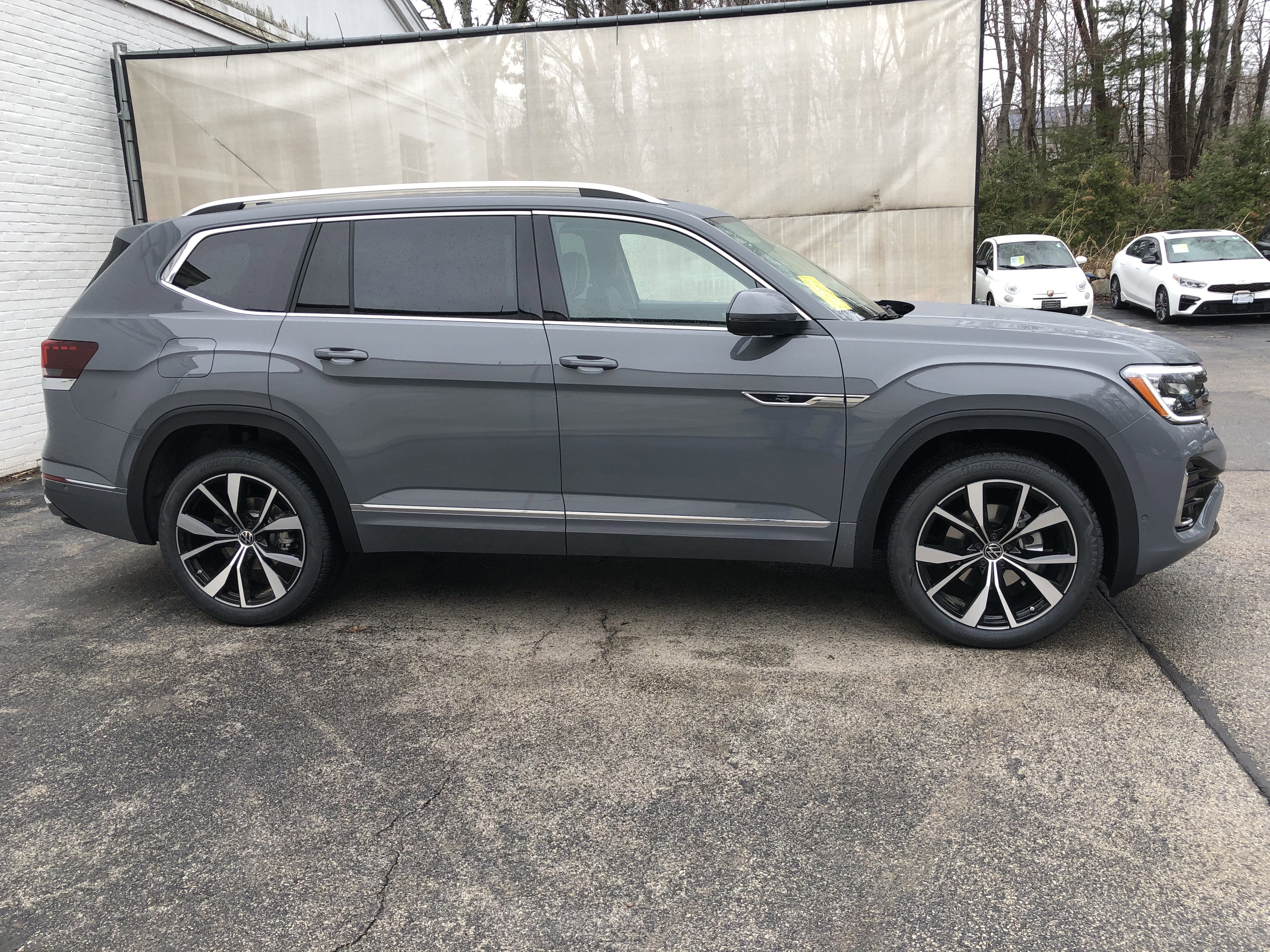 2026 Volkswagen Atlas 2.0T SEL Premium R-Line w/captains chairs