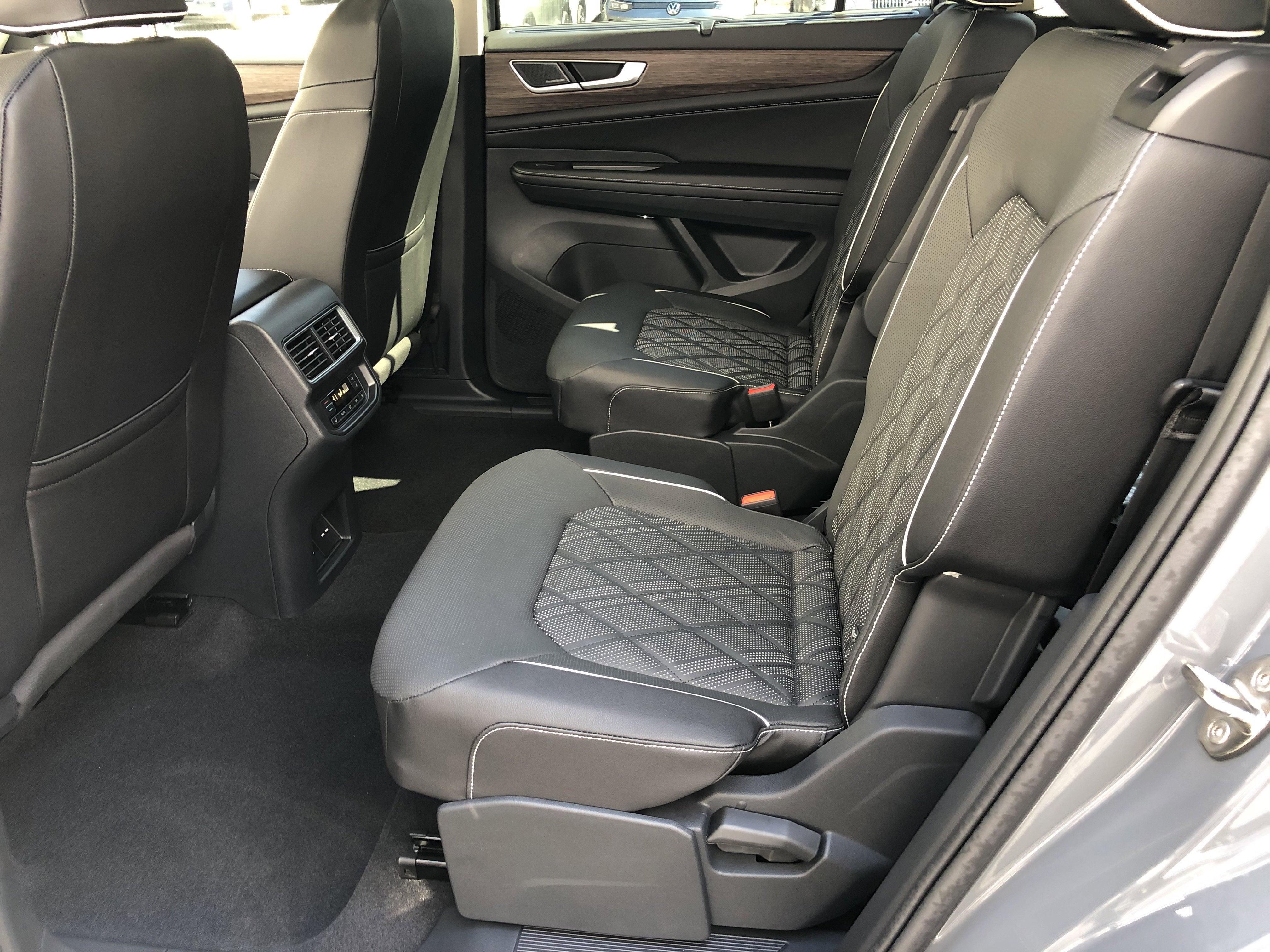 2026 Volkswagen Atlas 2.0T SEL Premium R-Line w/captains chairs