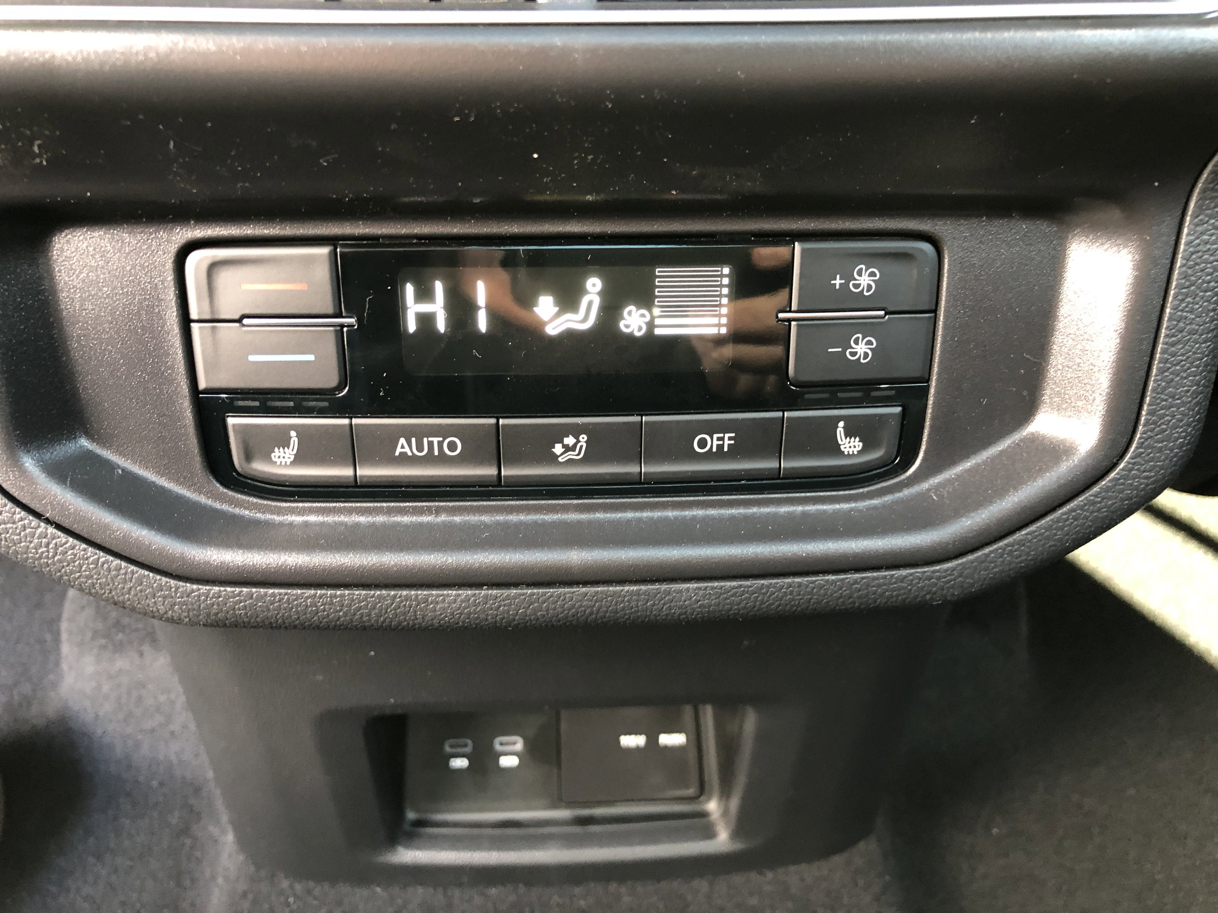 2026 Volkswagen Atlas 2.0T SEL Premium R-Line w/captains chairs