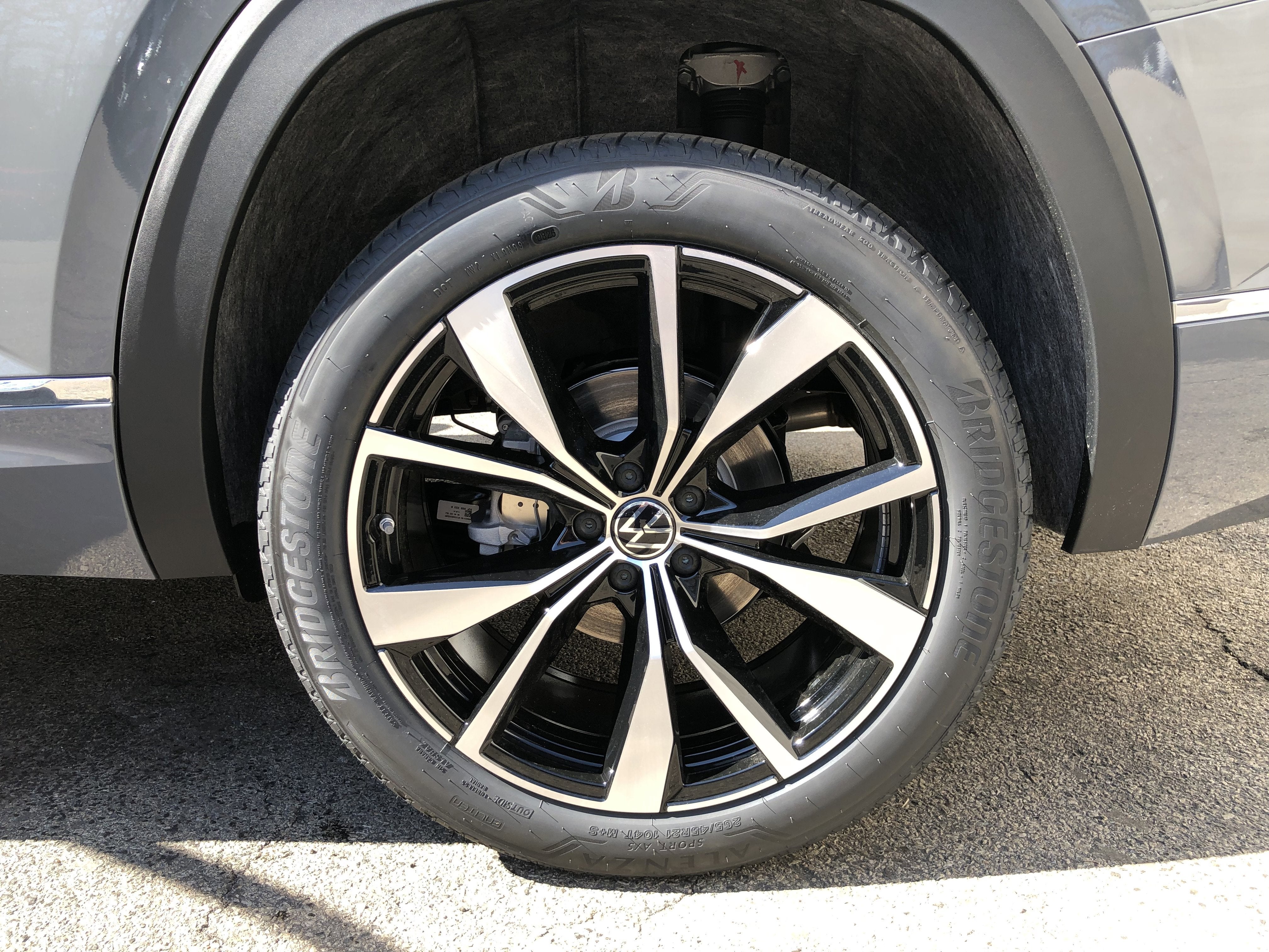 2026 Volkswagen Atlas 2.0T SEL Premium R-Line w/captains chairs