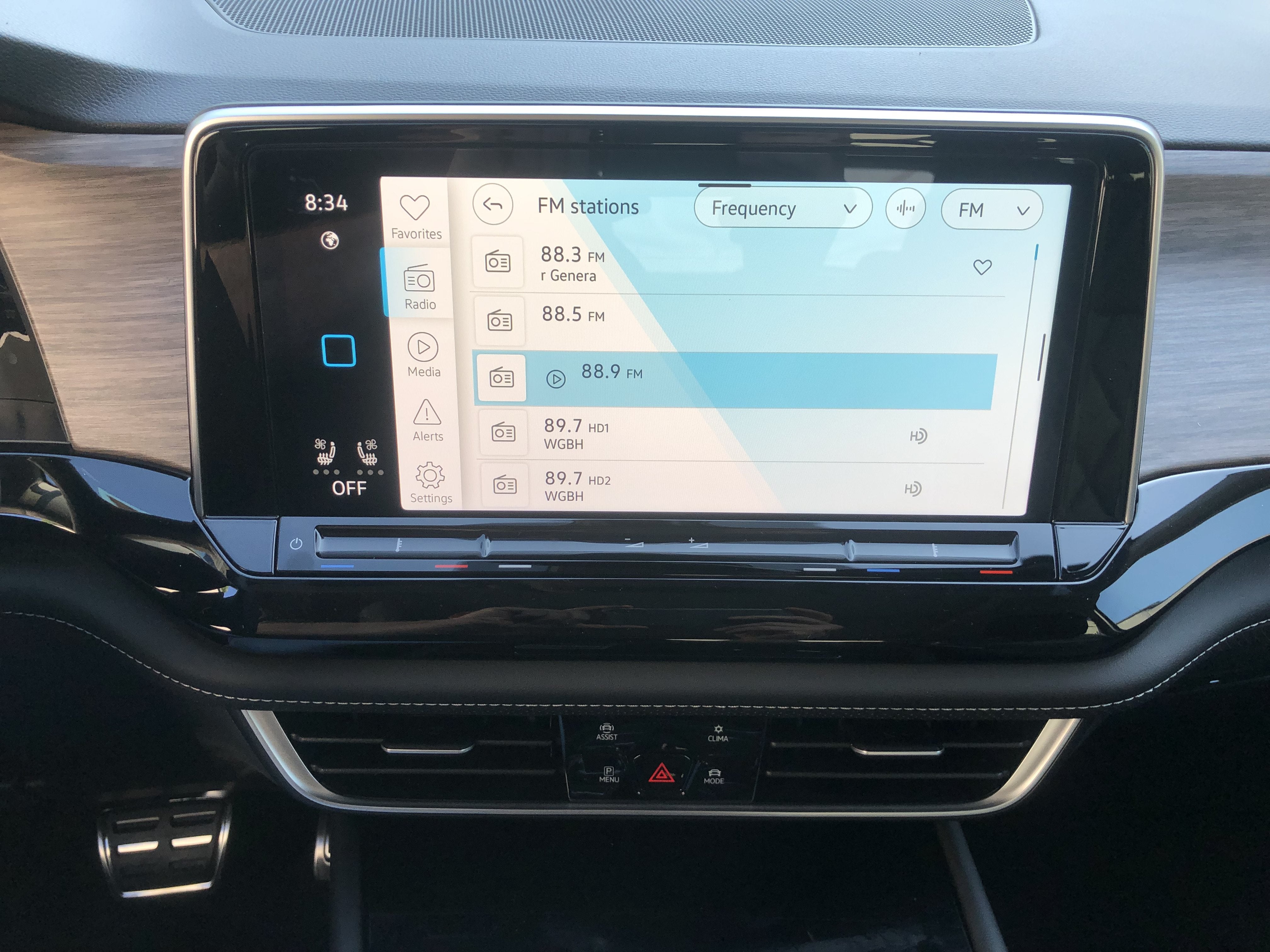 2026 Volkswagen Atlas 2.0T SEL Premium R-Line w/captains chairs