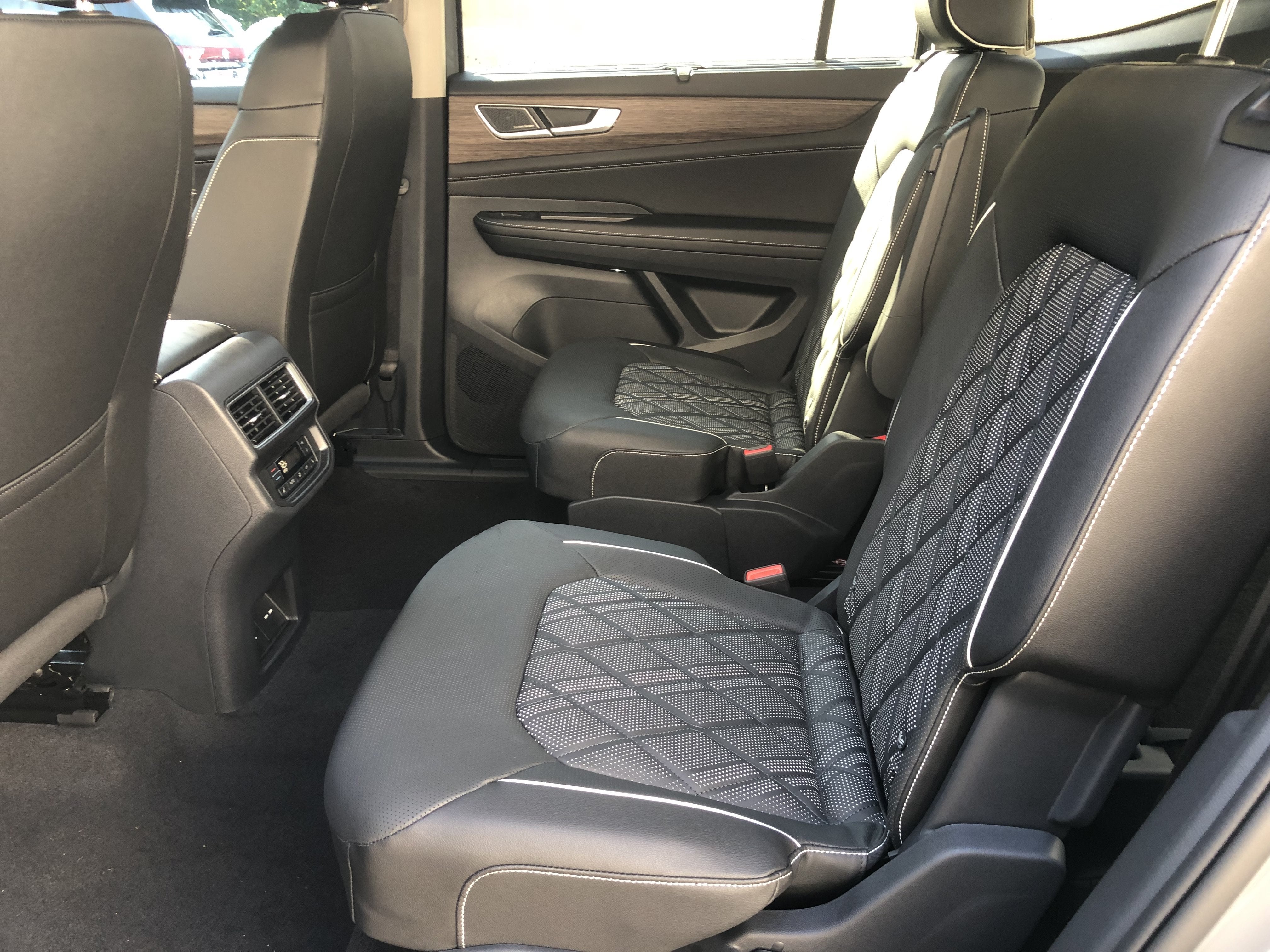 2026 Volkswagen Atlas 2.0T SEL Premium R-Line w/captains chairs