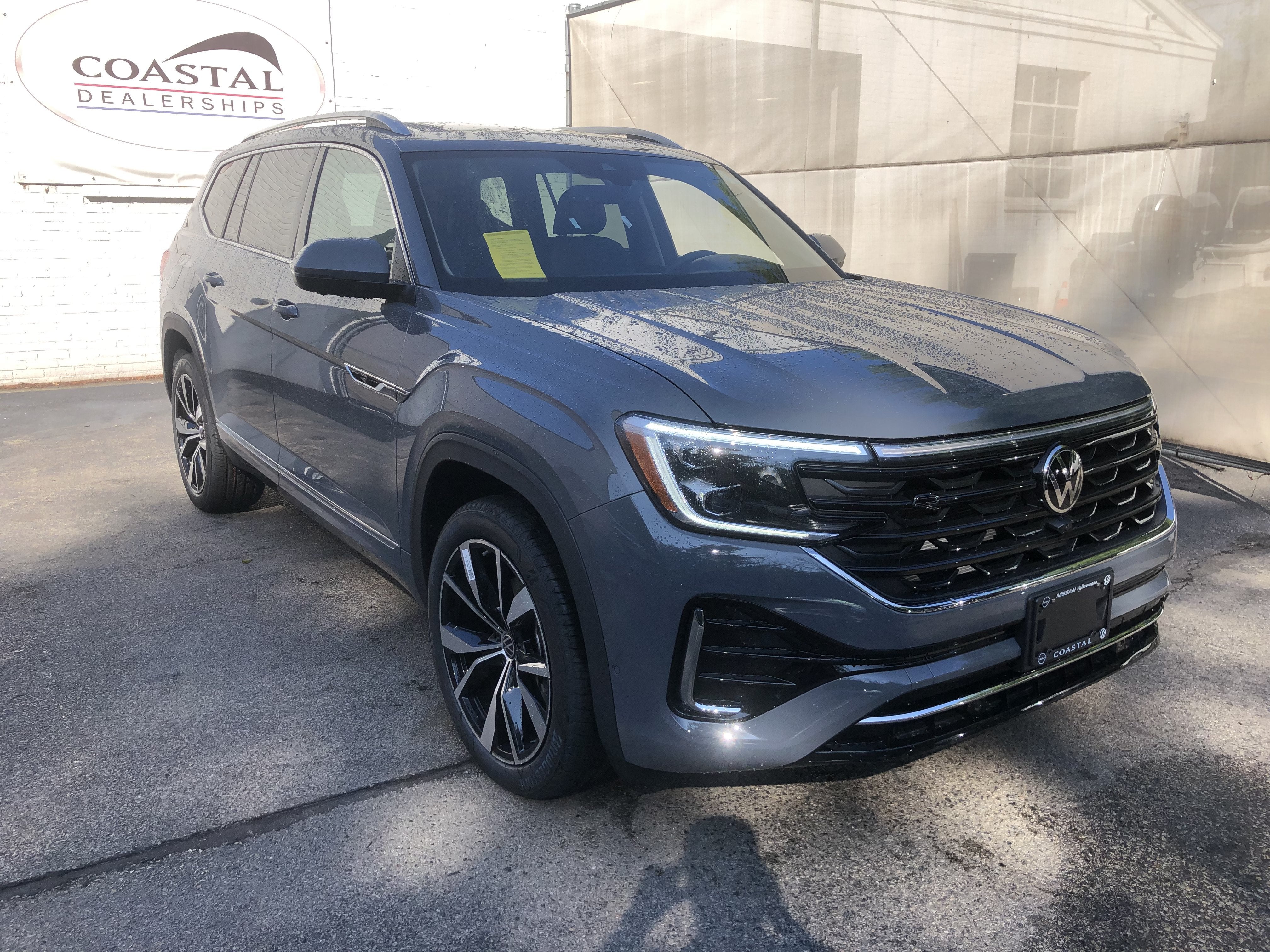 2026 Volkswagen Atlas 2.0T SEL Premium R-Line w/captains chairs