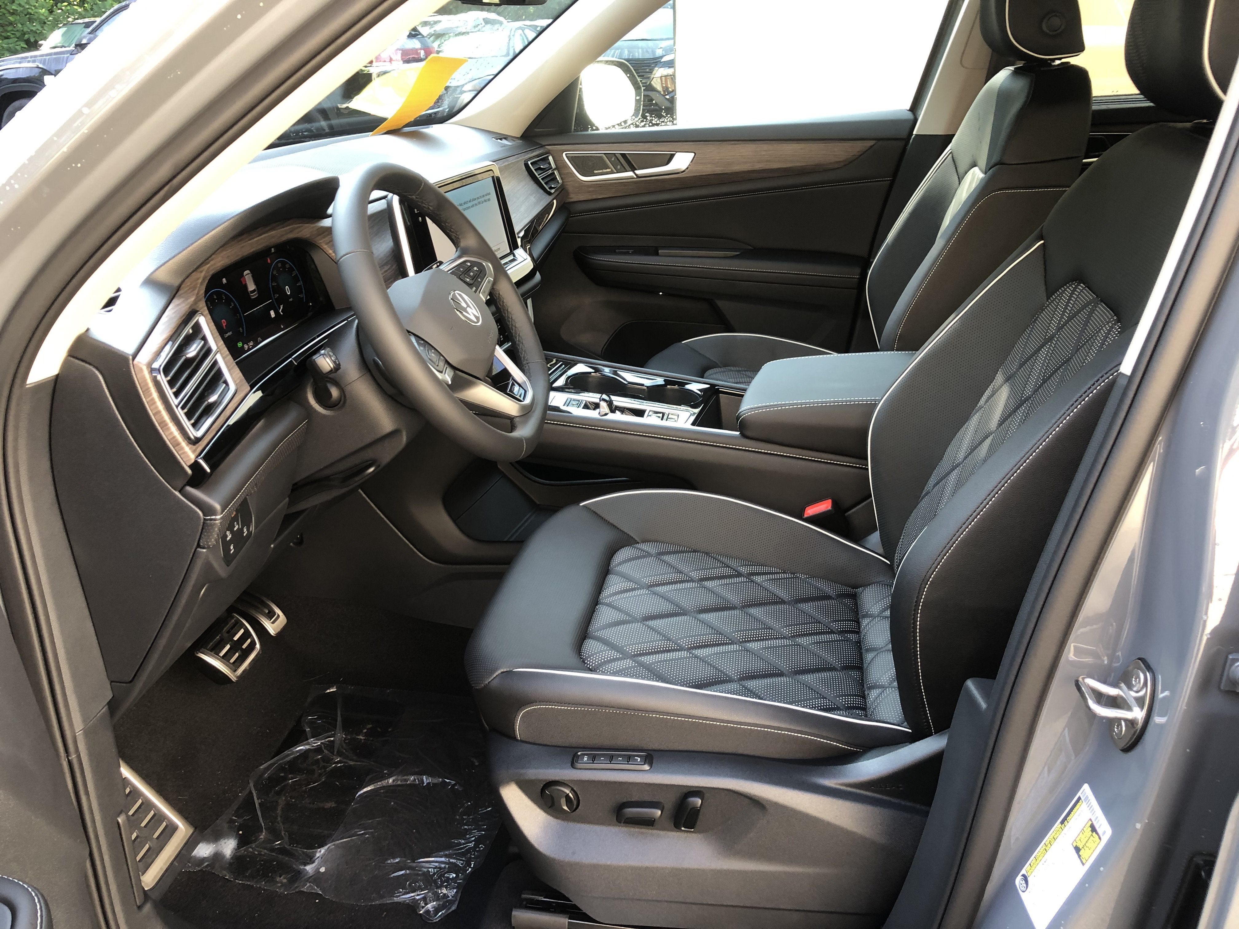 2026 Volkswagen Atlas 2.0T SEL Premium R-Line w/captains chairs