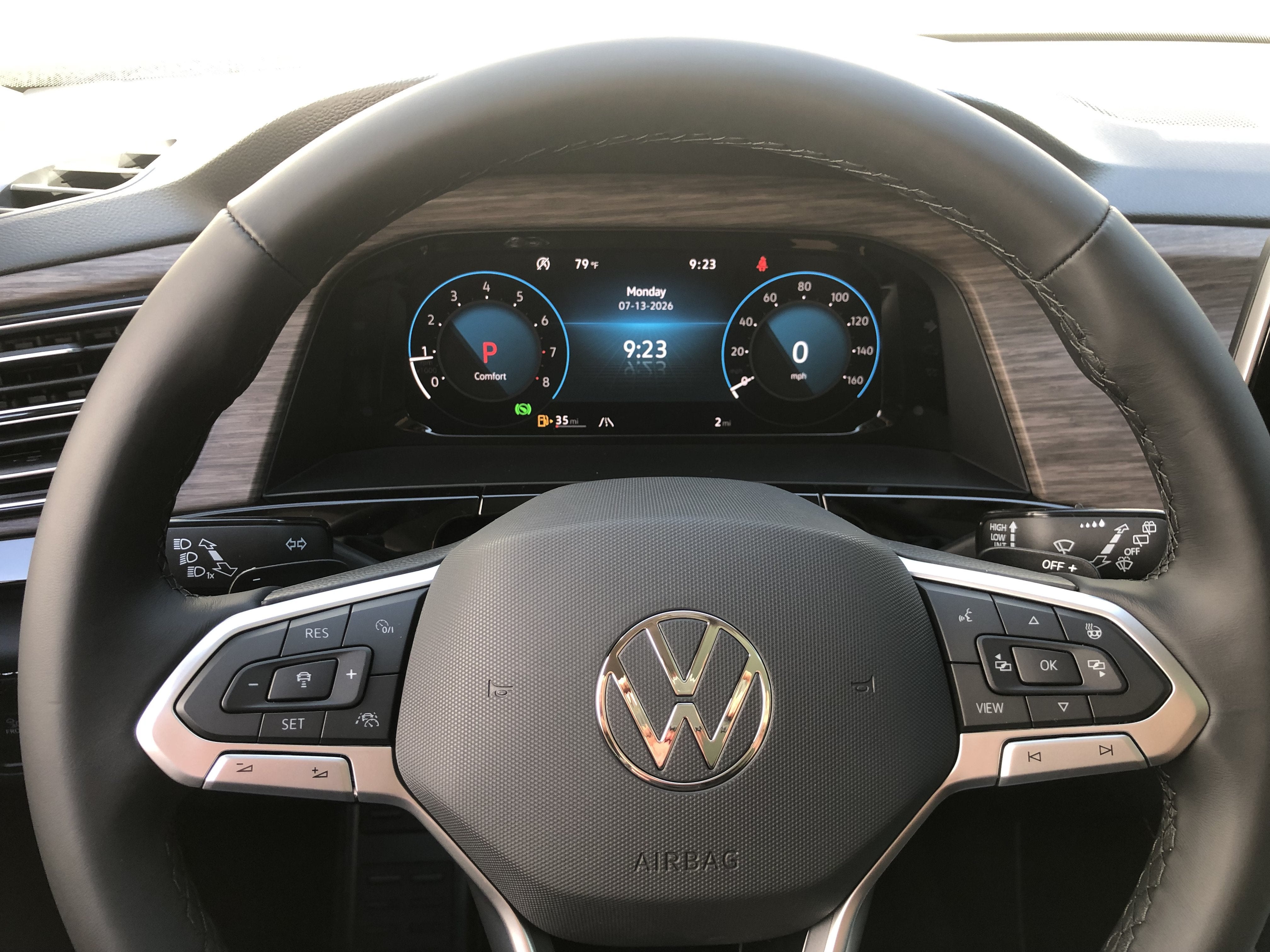 2026 Volkswagen Atlas 2.0T SEL Premium R-Line w/captains chairs