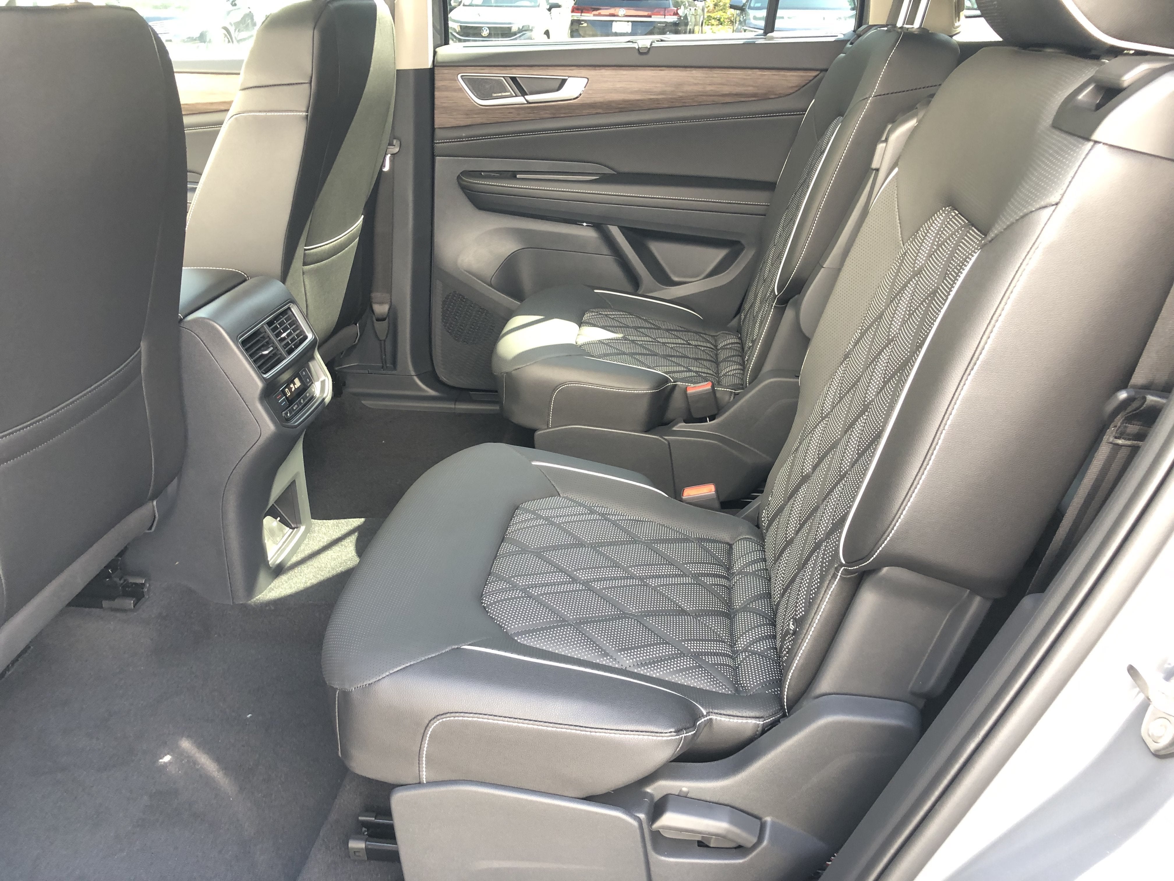 2026 Volkswagen Atlas 2.0T SEL Premium R-Line w/captains chairs