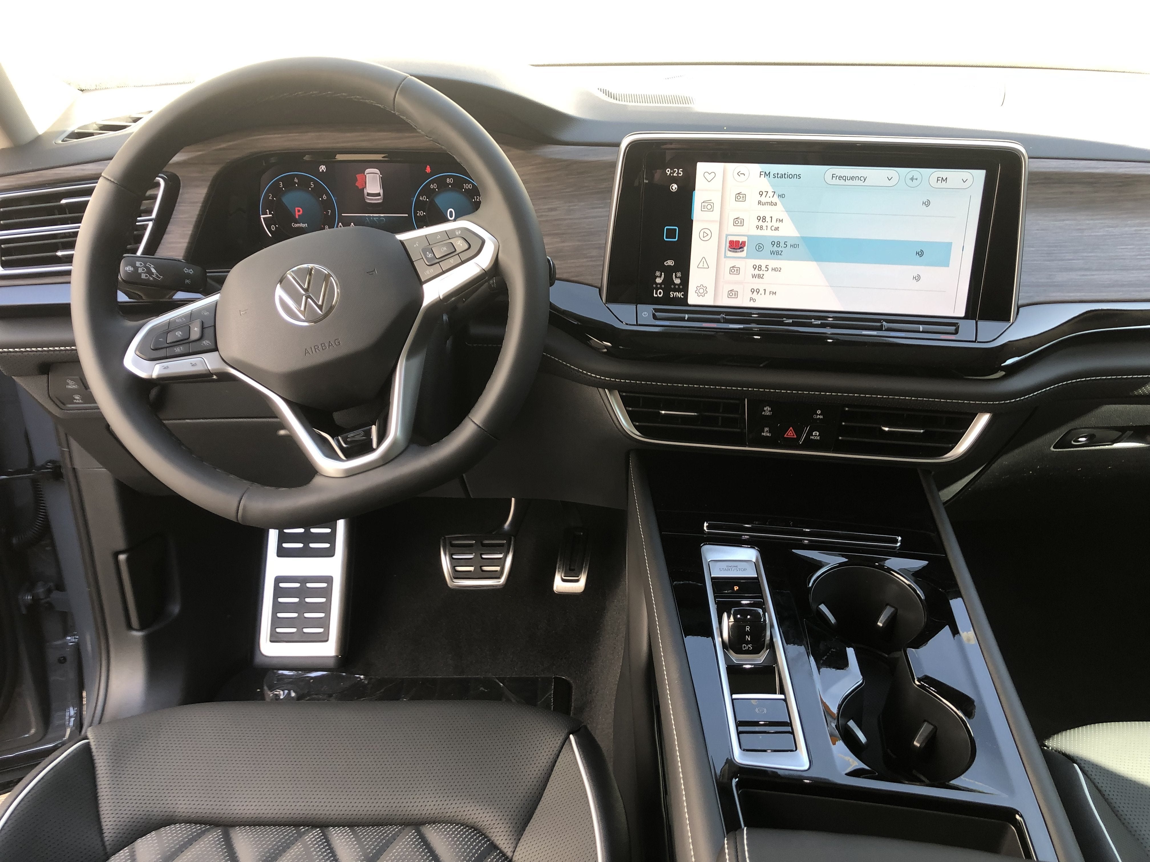 2026 Volkswagen Atlas 2.0T SEL Premium R-Line w/captains chairs