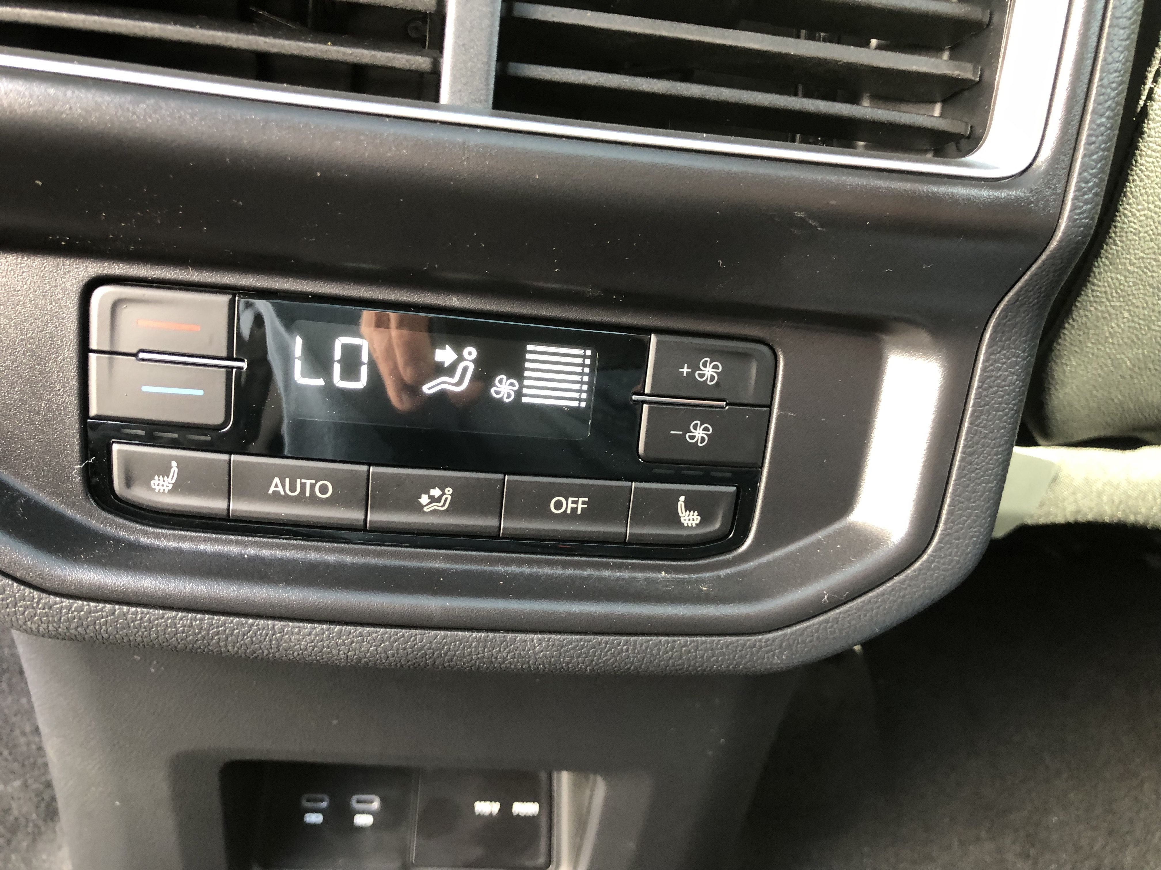 2026 Volkswagen Atlas 2.0T SEL Premium R-Line w/captains chairs