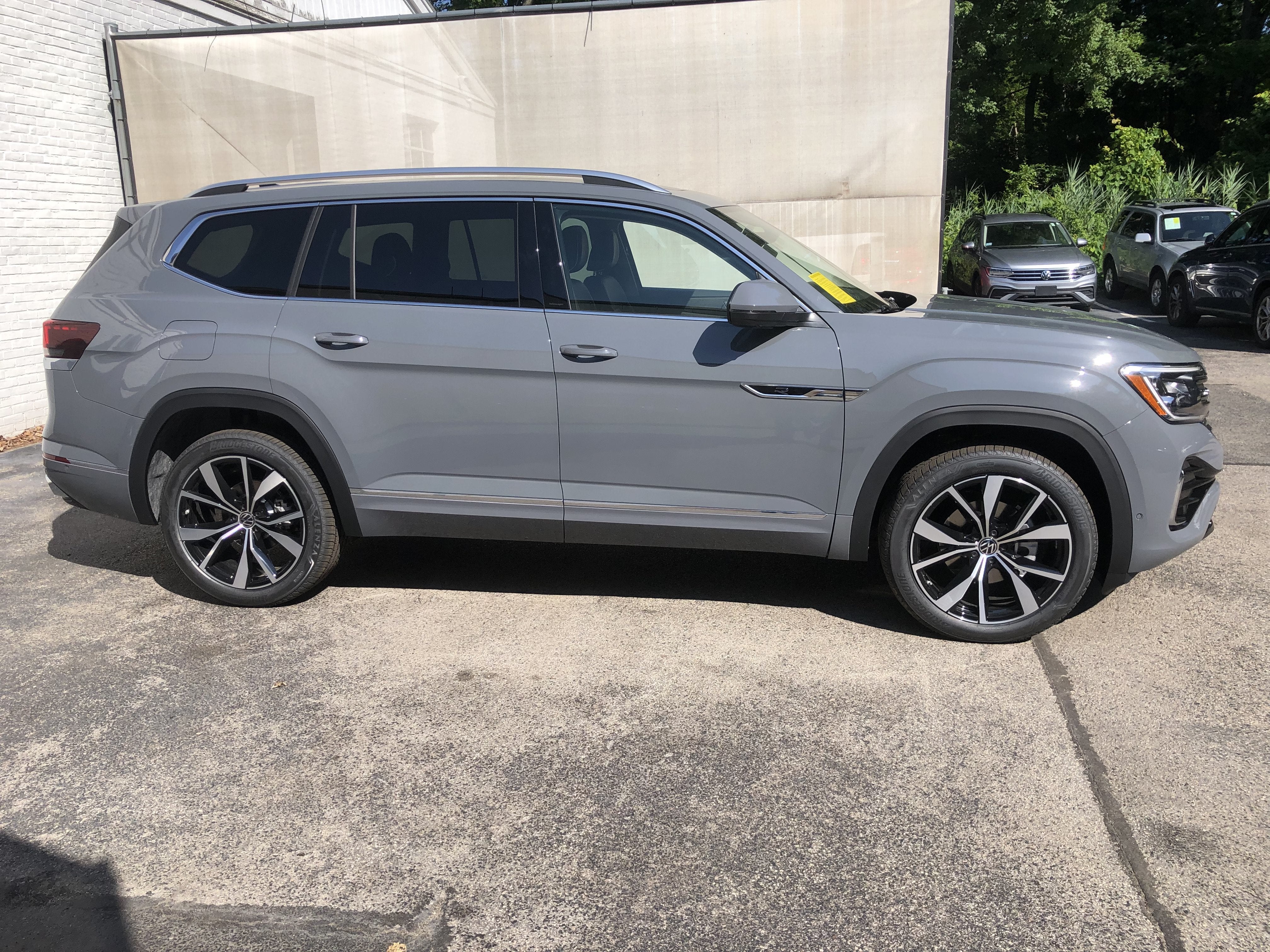 2026 Volkswagen Atlas 2.0T SEL Premium R-Line w/captains chairs