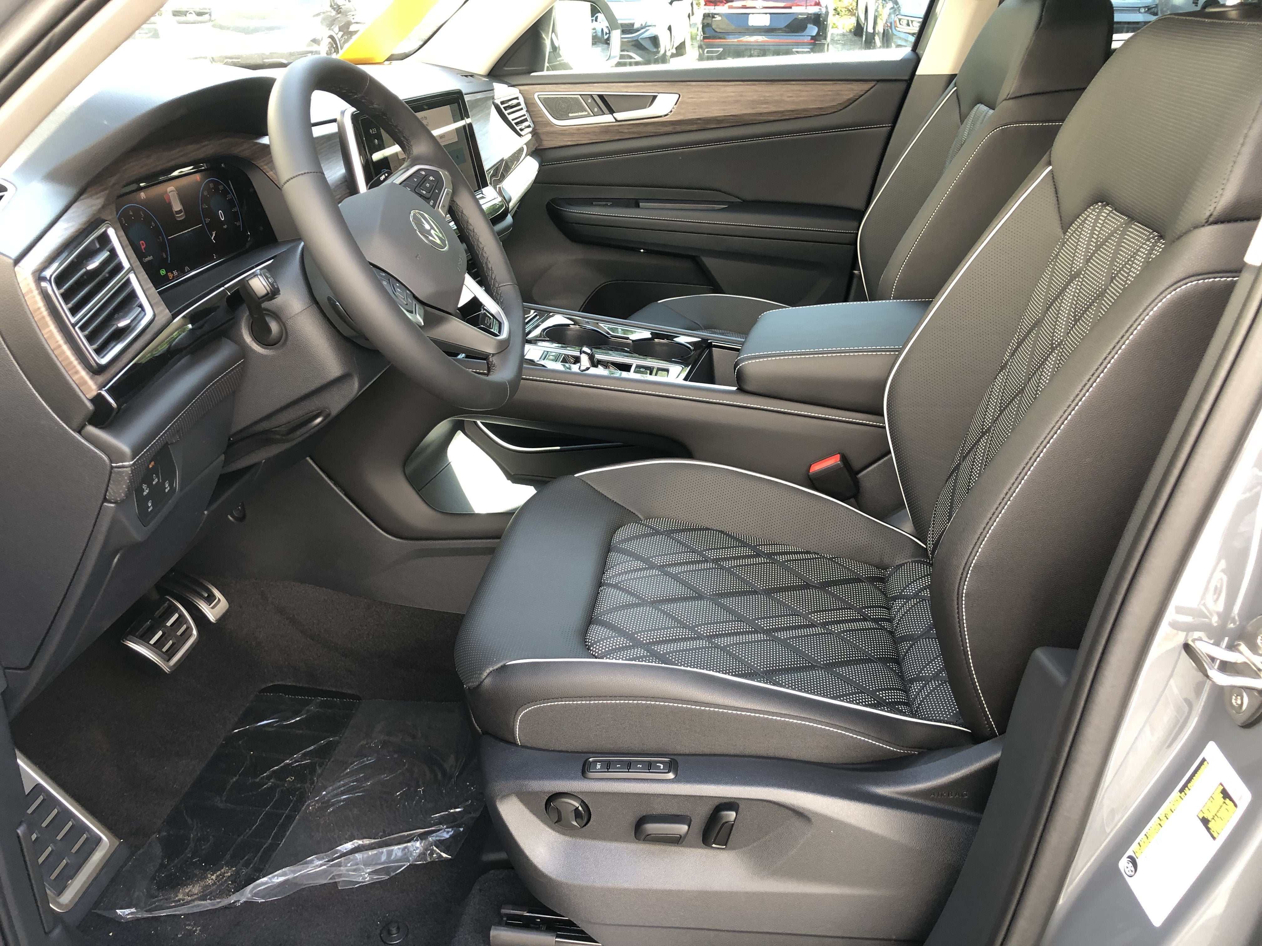 2026 Volkswagen Atlas 2.0T SEL Premium R-Line w/captains chairs