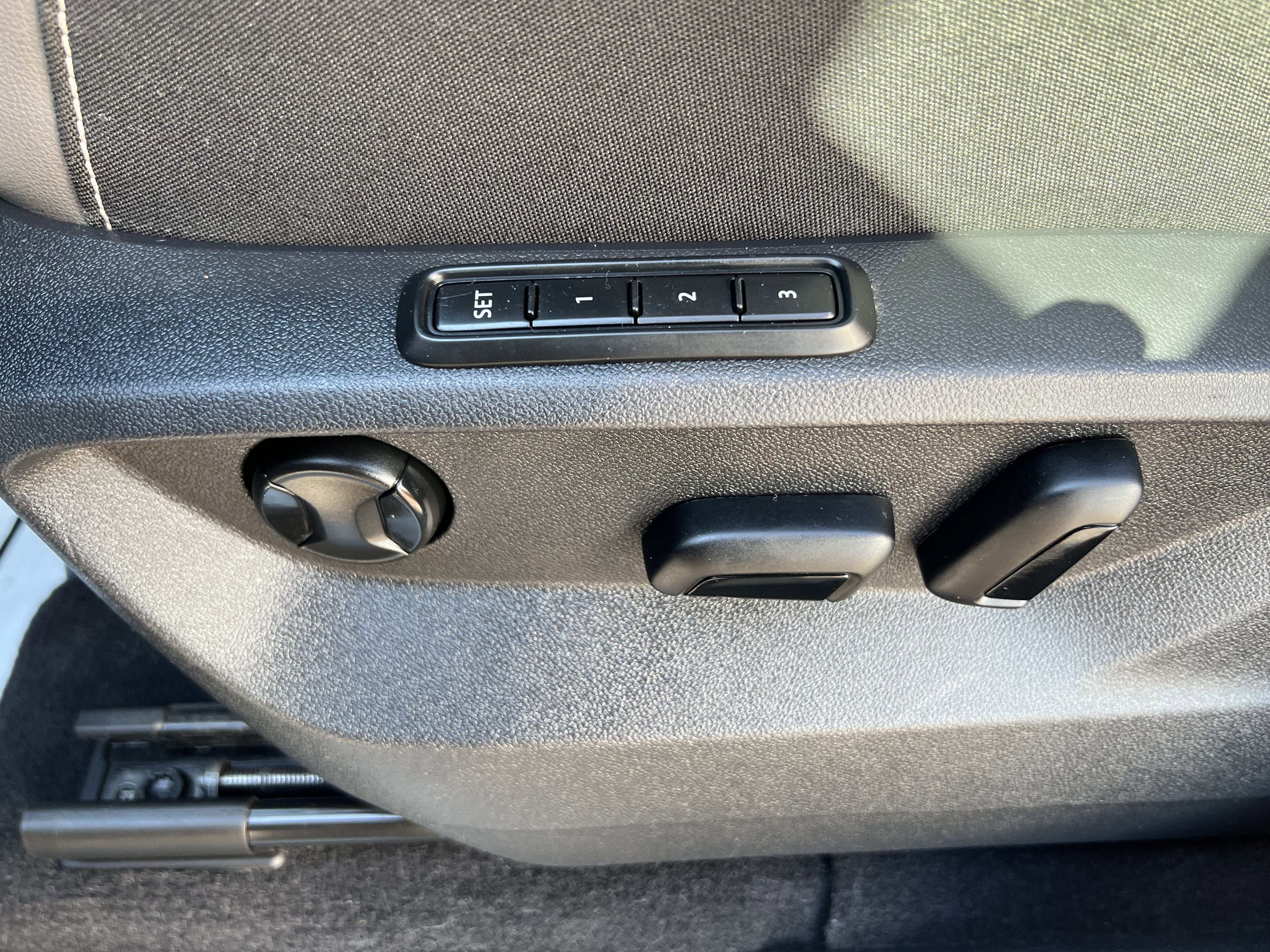 2023 Volkswagen Atlas 3.6L V6 SEL Premium R-Line w/captains chairs