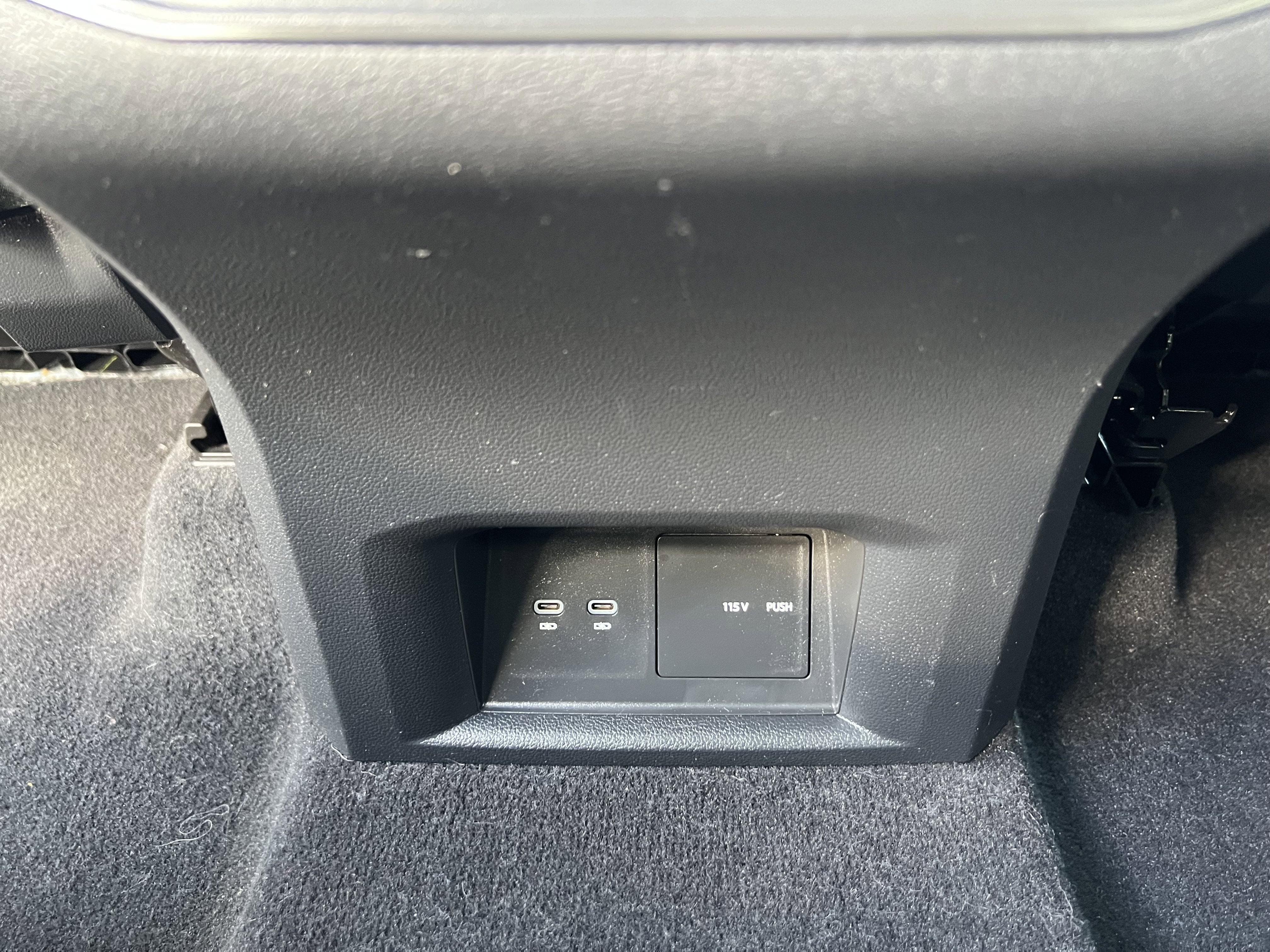 2023 Volkswagen Atlas 3.6L V6 SEL Premium R-Line w/captains chairs