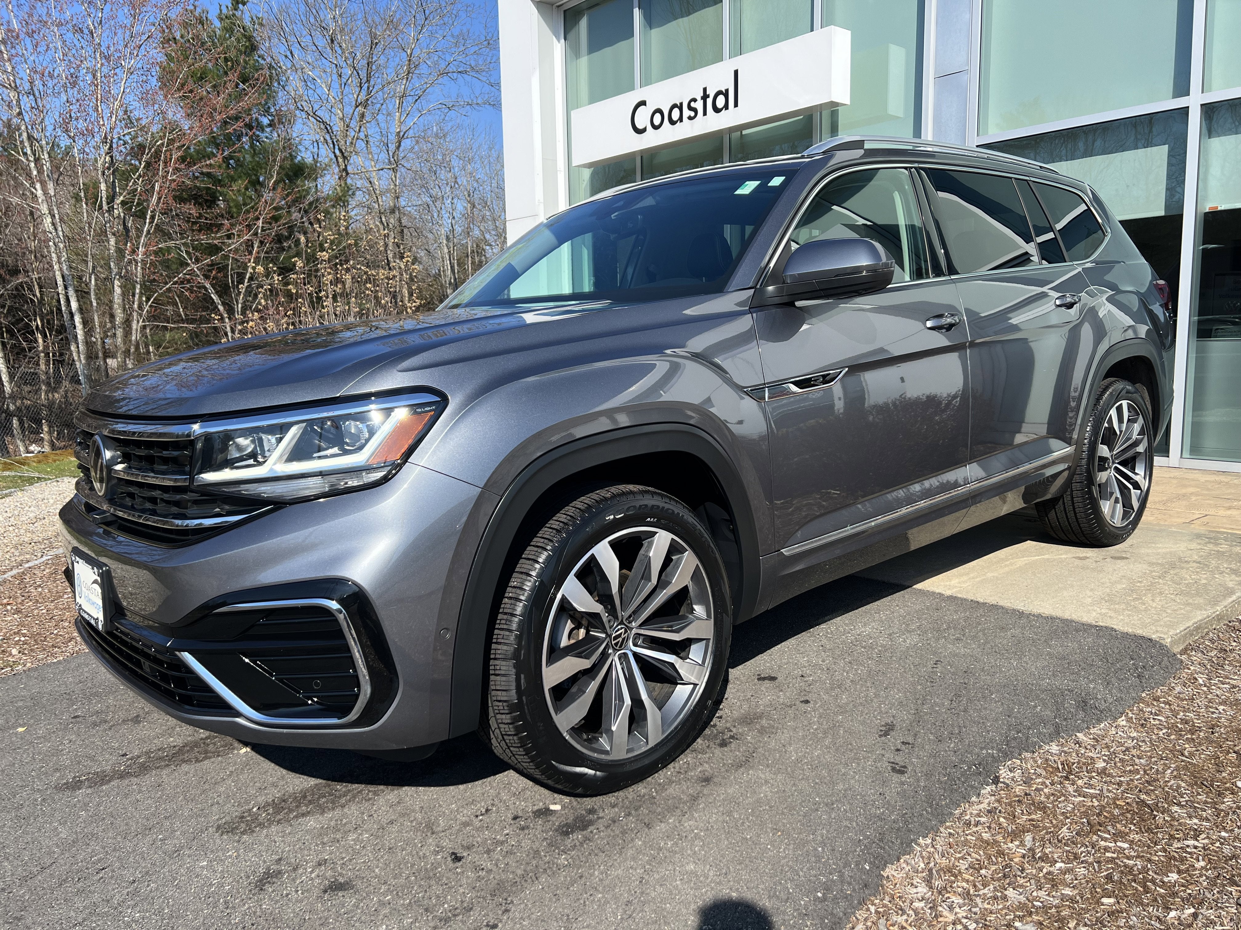 2023 Volkswagen Atlas 3.6L V6 SEL Premium R-Line w/captains chairs