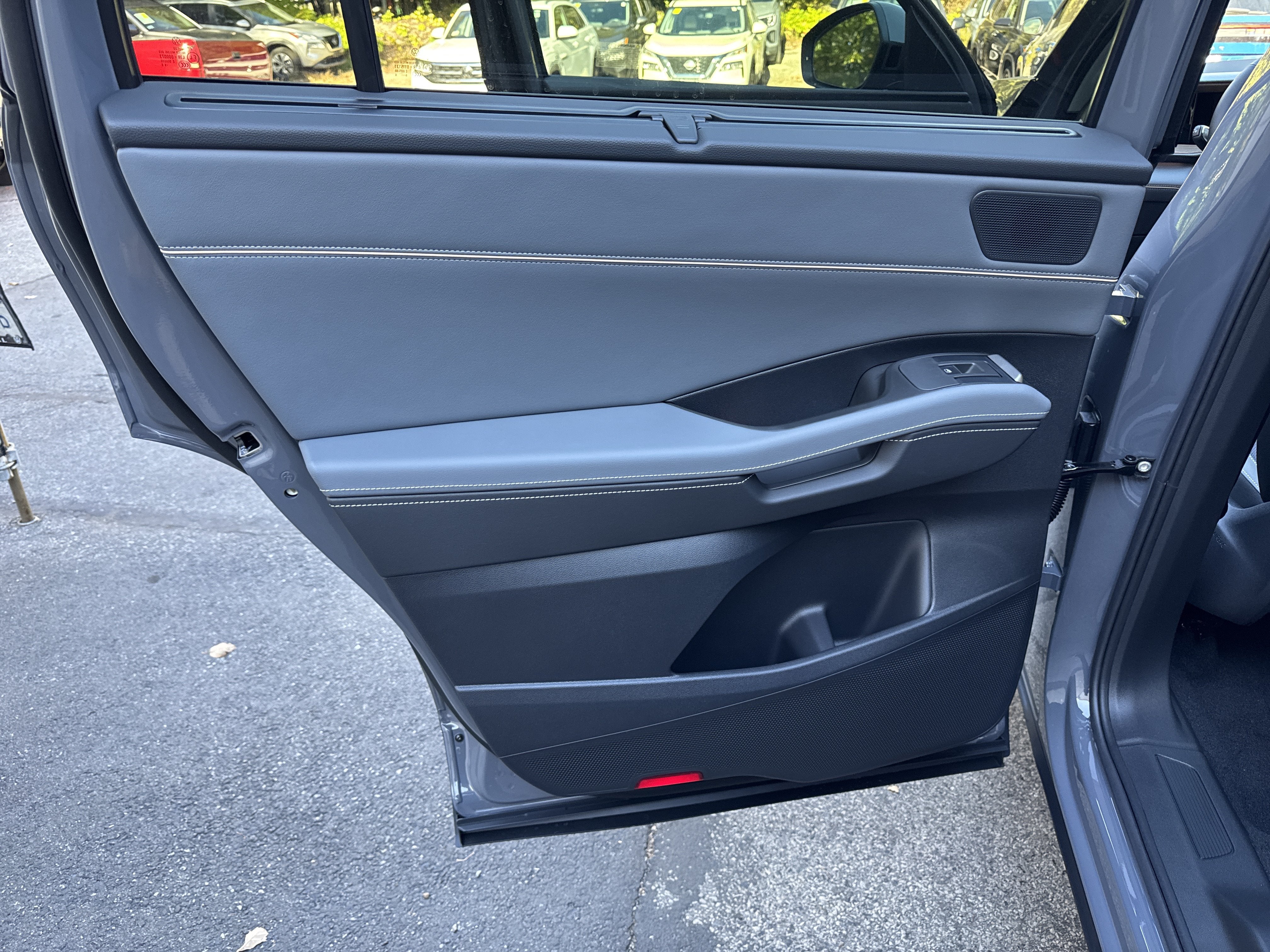 2027 Volkswagen Atlas SE w/Technology w/captains chairs and black wheel package