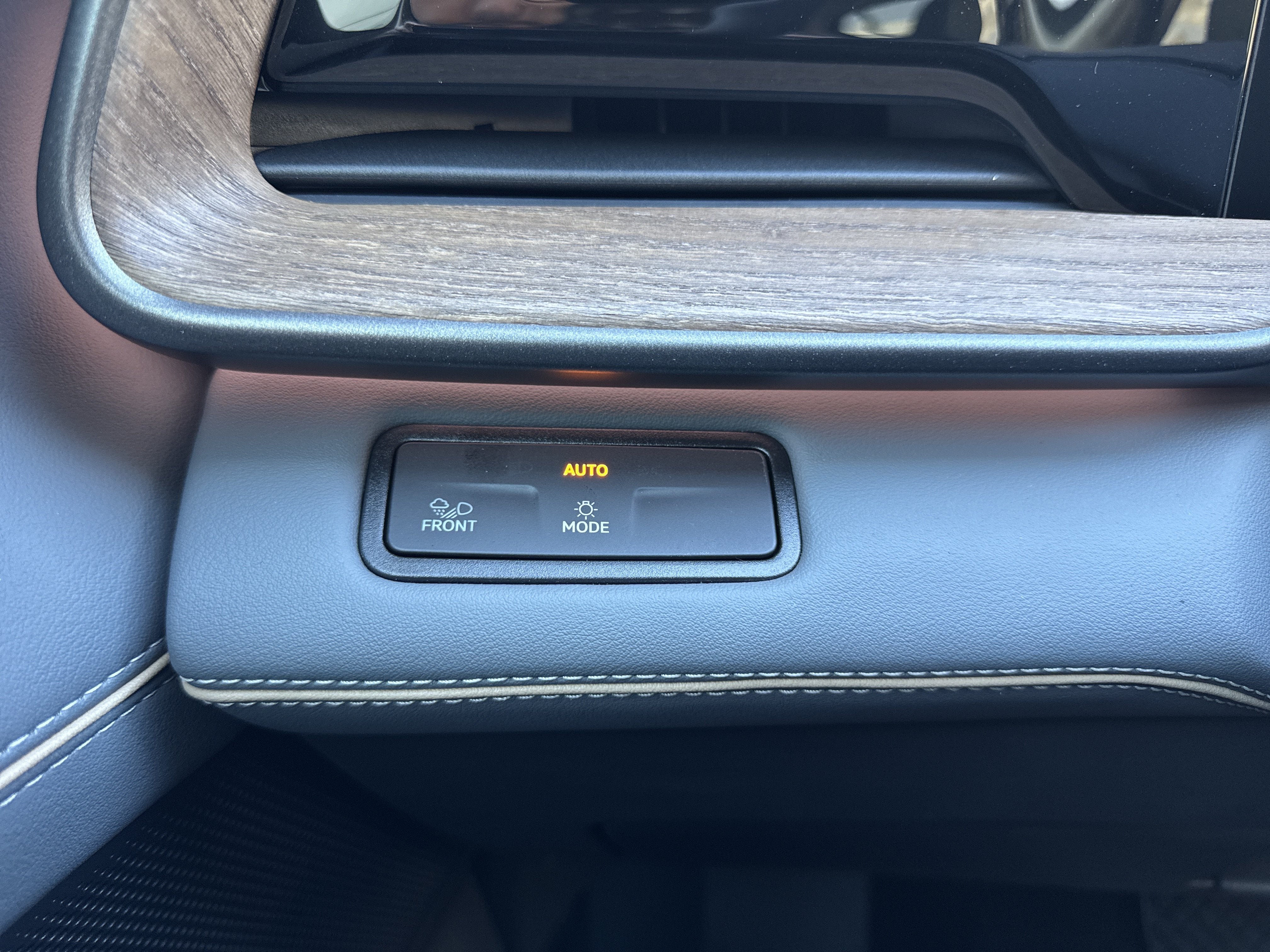 2027 Volkswagen Atlas SE w/Technology w/captains chairs and black wheel package