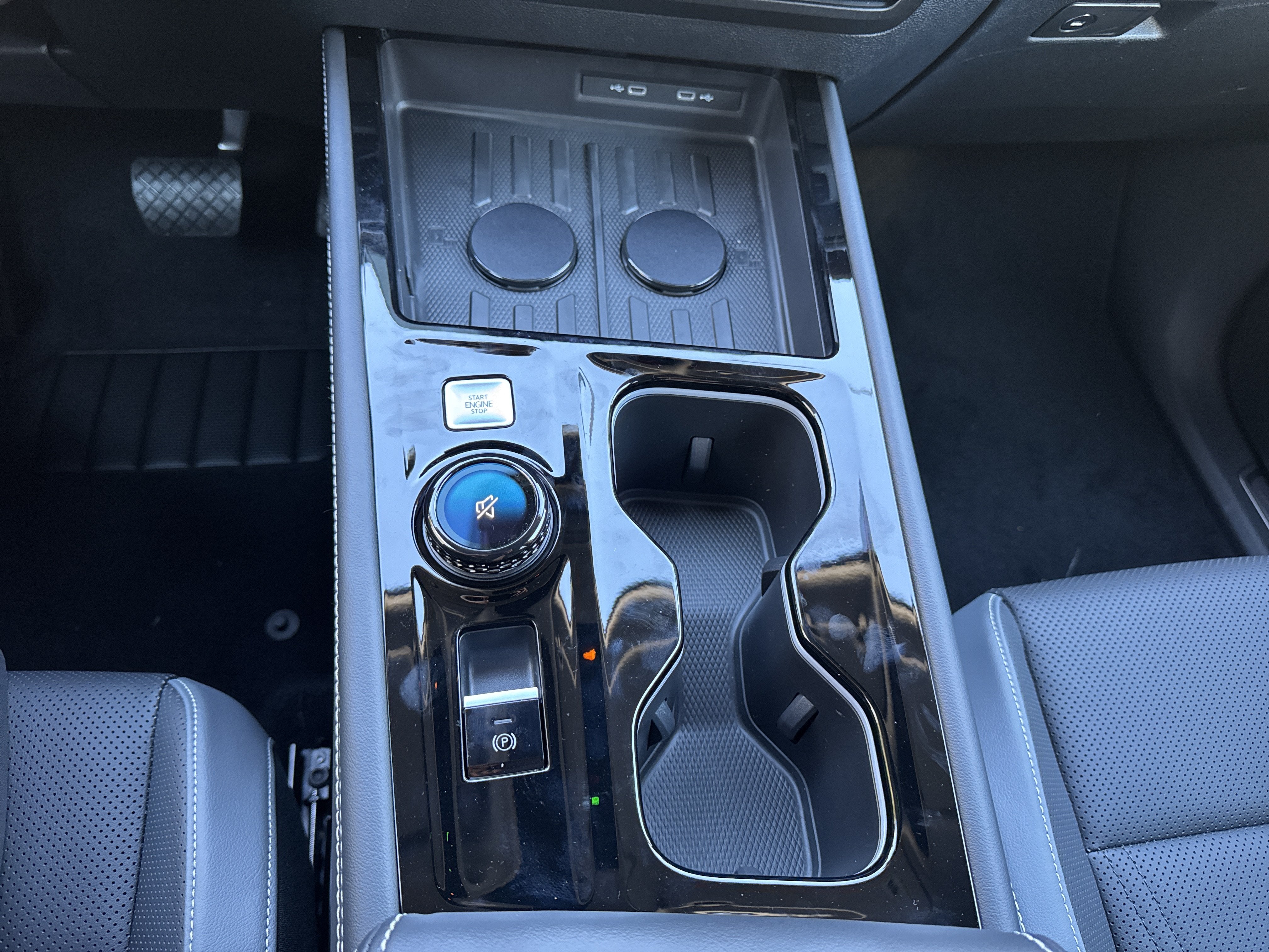 2027 Volkswagen Atlas SE w/Technology w/captains chairs and black wheel package