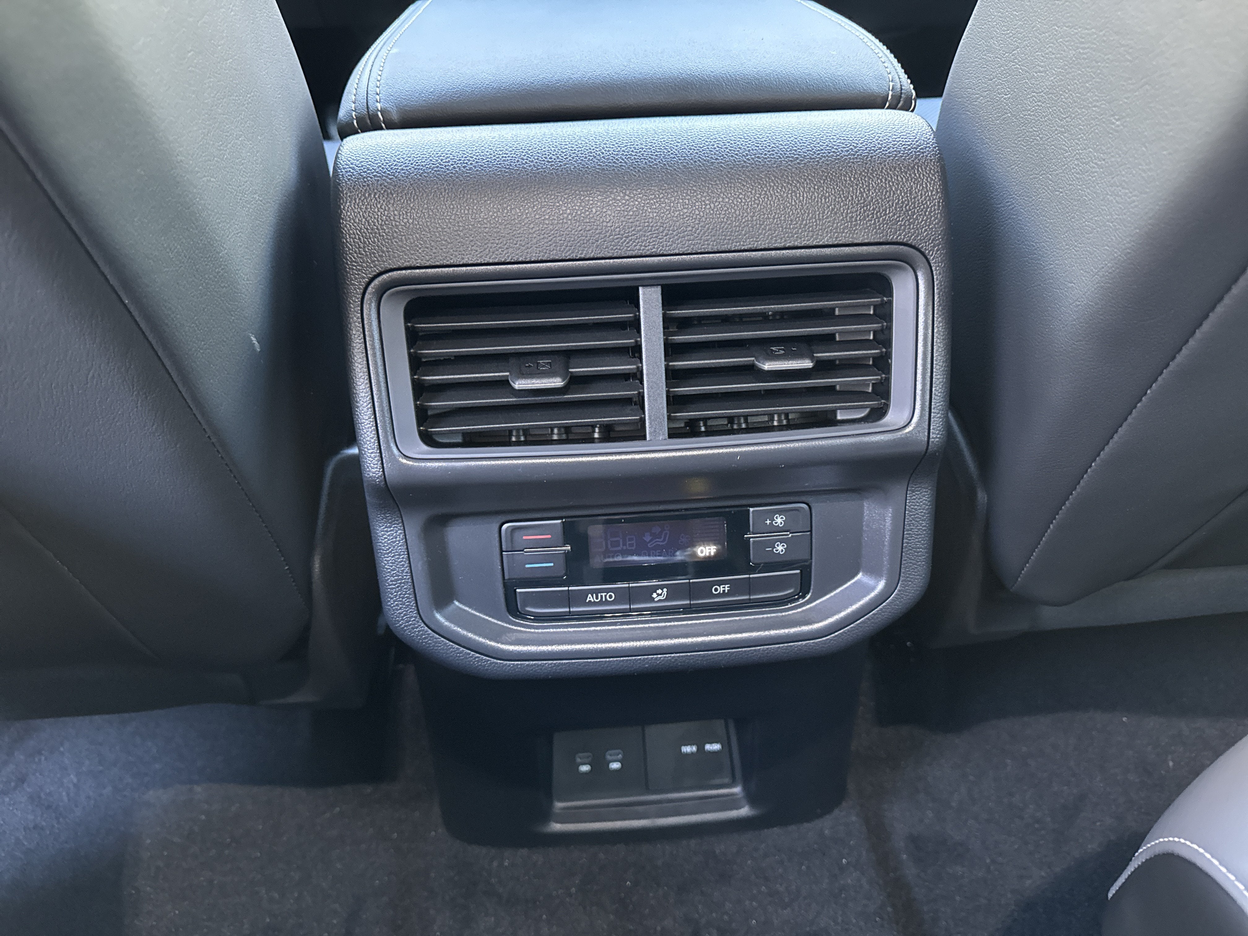 2027 Volkswagen Atlas SE w/Technology w/captains chairs and black wheel package