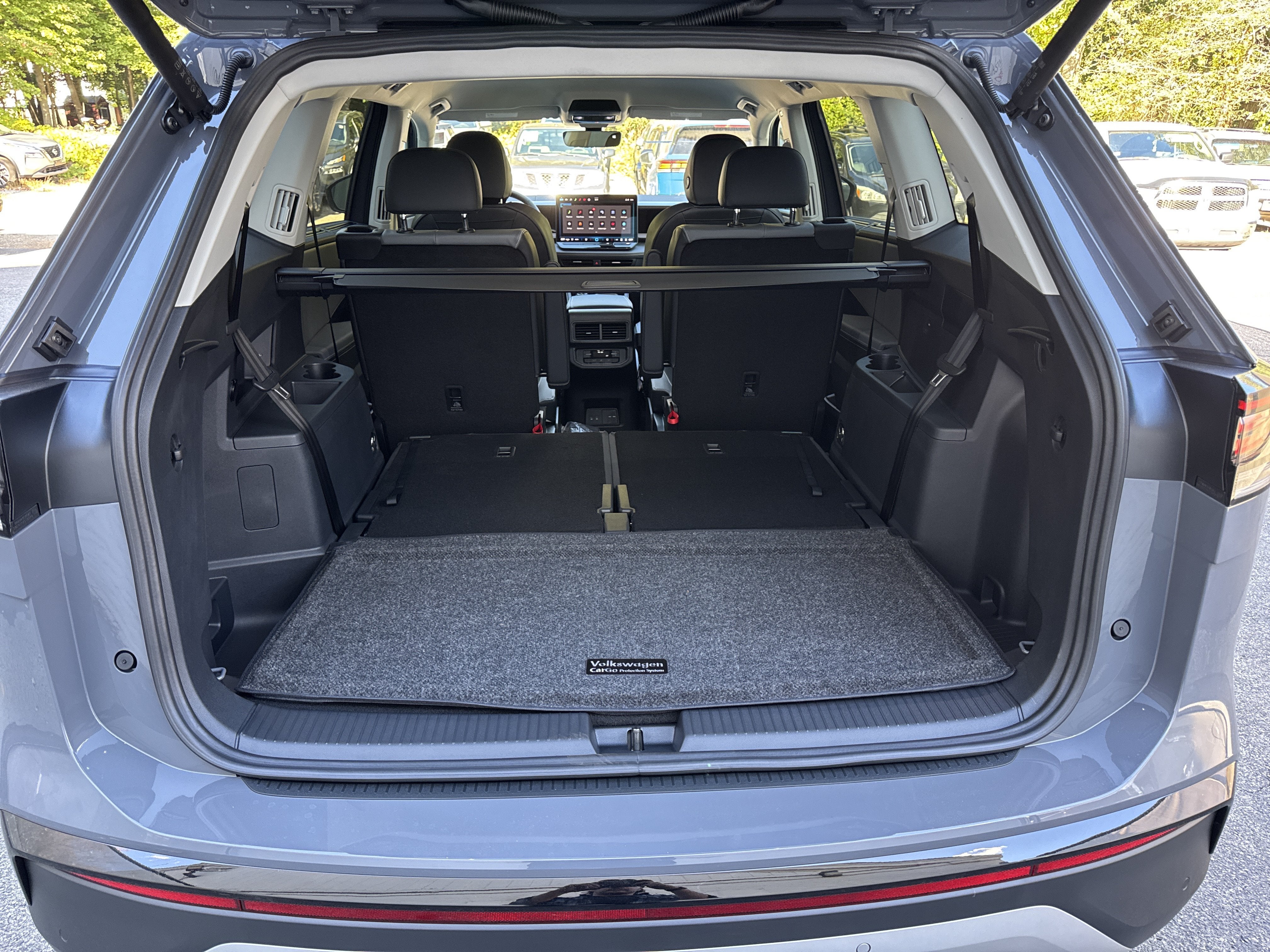 2027 Volkswagen Atlas SE w/Technology w/captains chairs and black wheel package
