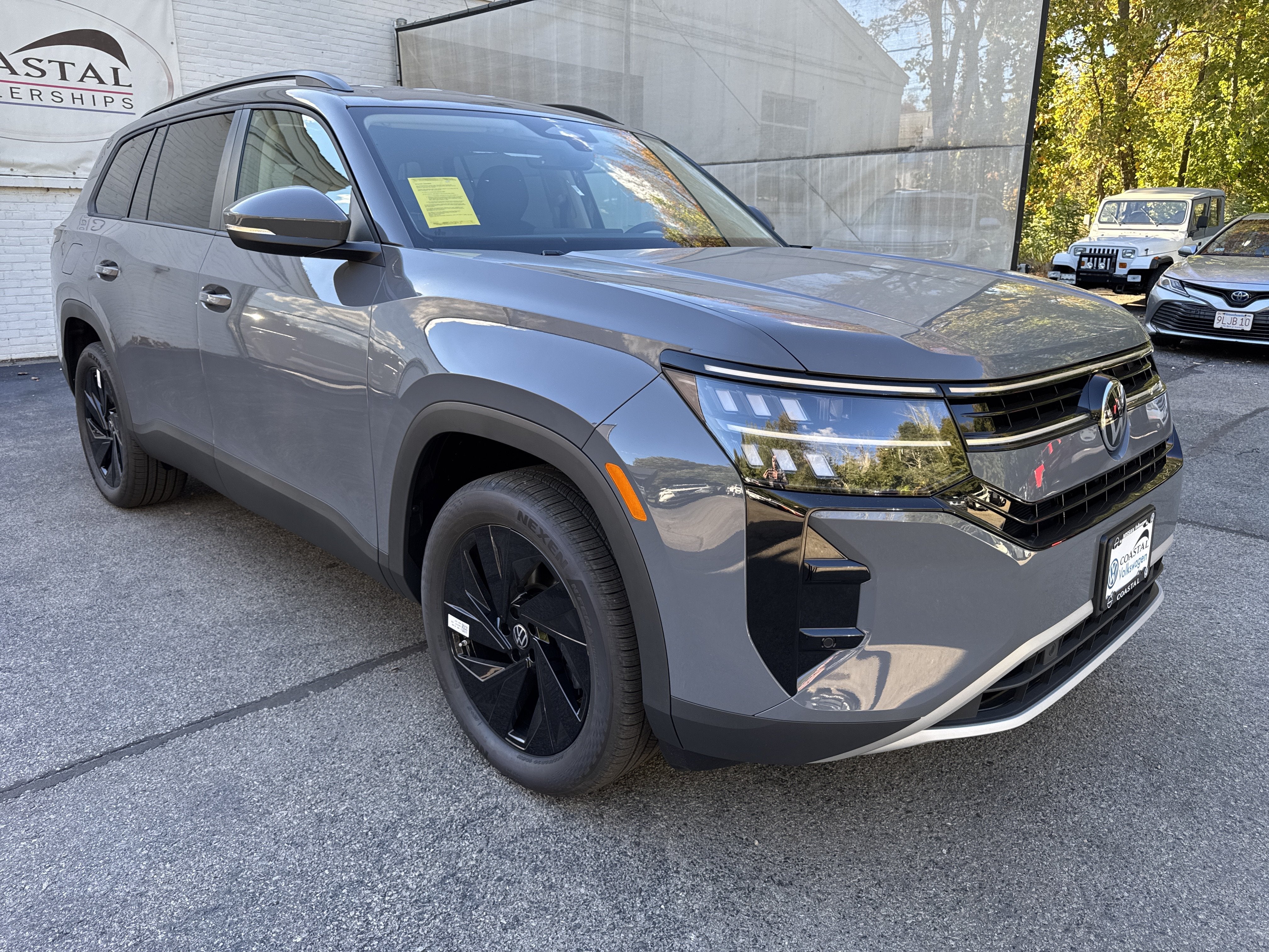 2027 Volkswagen Atlas SE w/Technology w/captains chairs and black wheel package