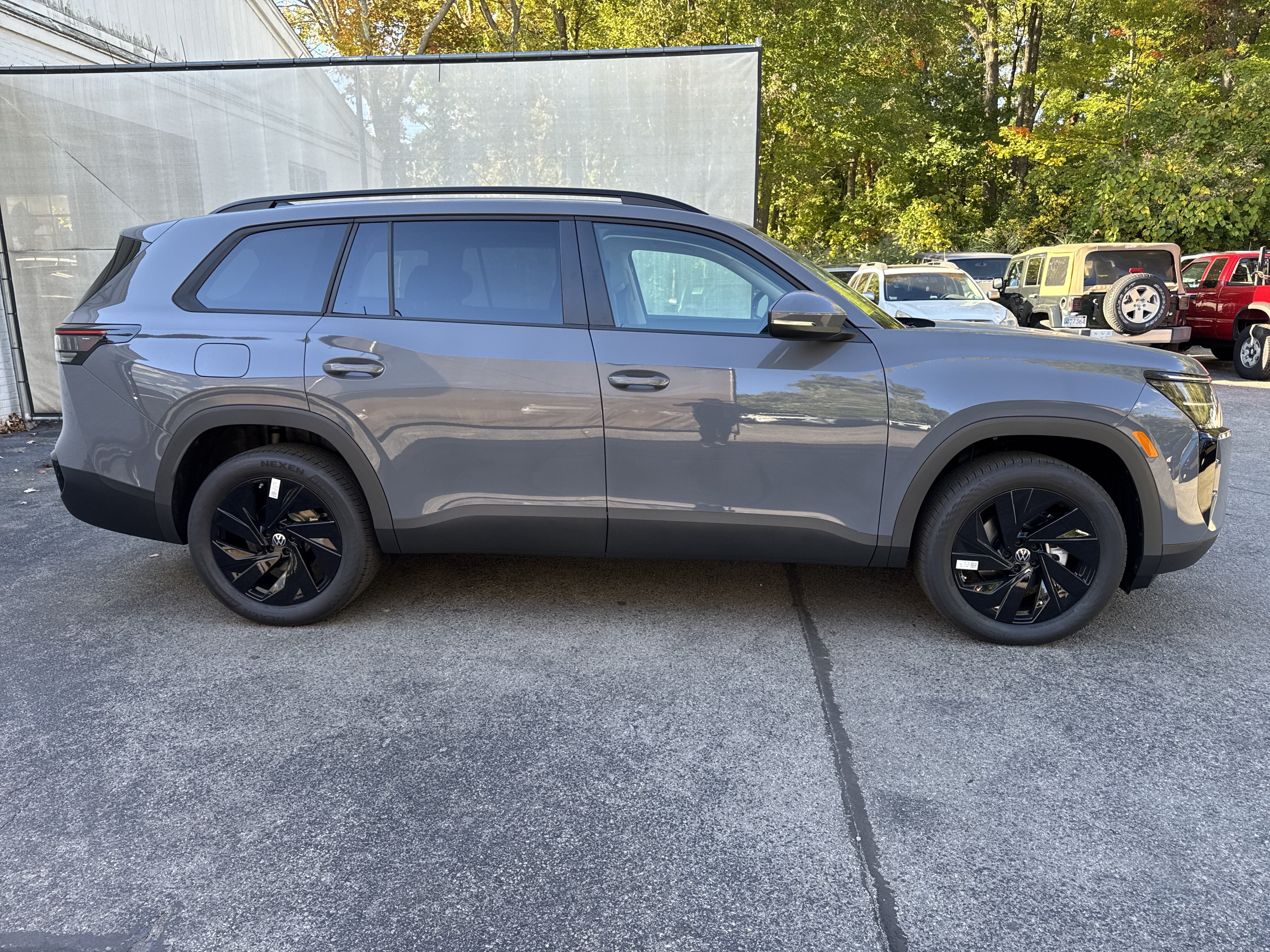 2027 Volkswagen Atlas SE w/Technology w/captains chairs and black wheel package