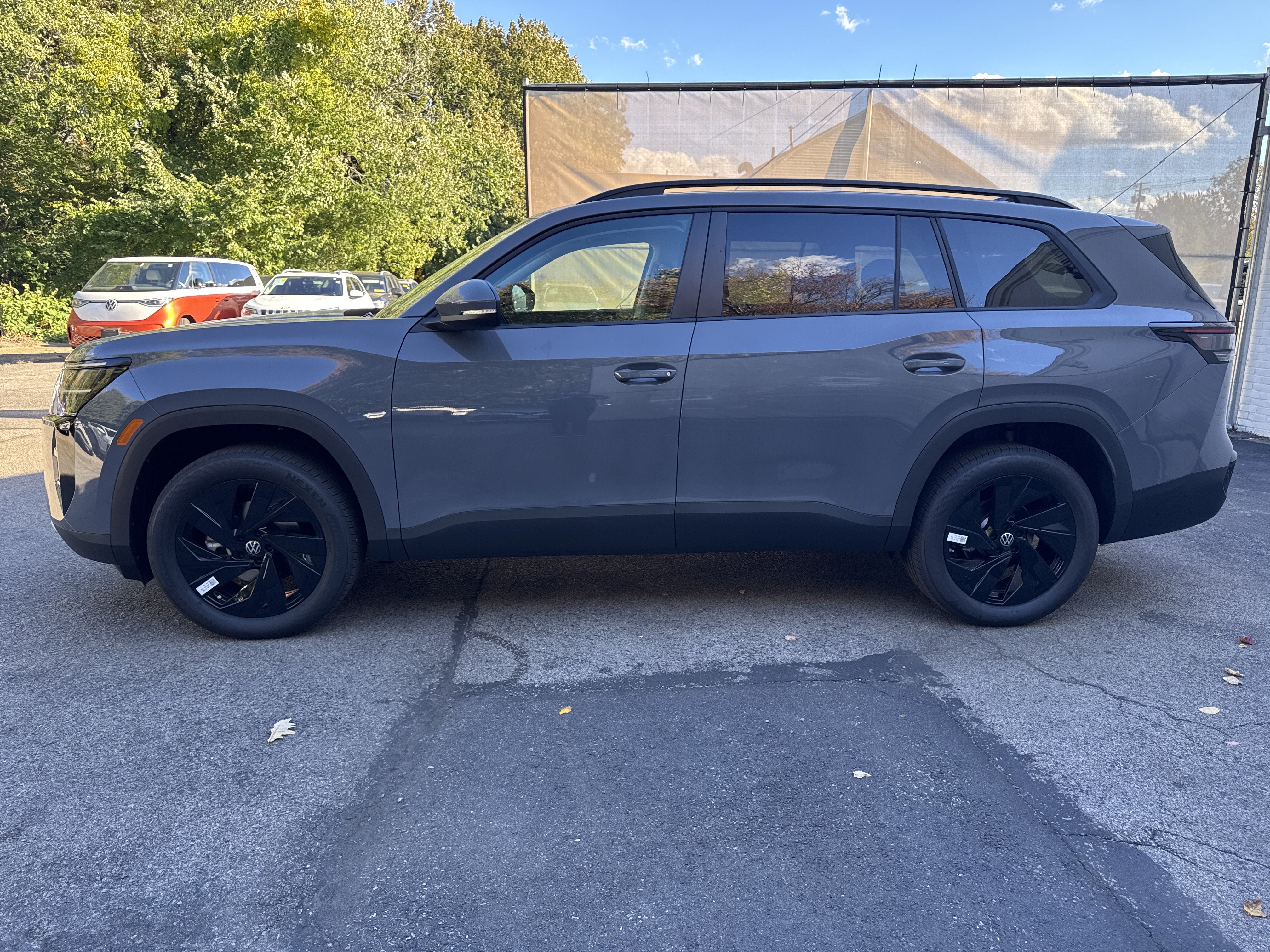 2027 Volkswagen Atlas SE w/Technology w/captains chairs and black wheel package