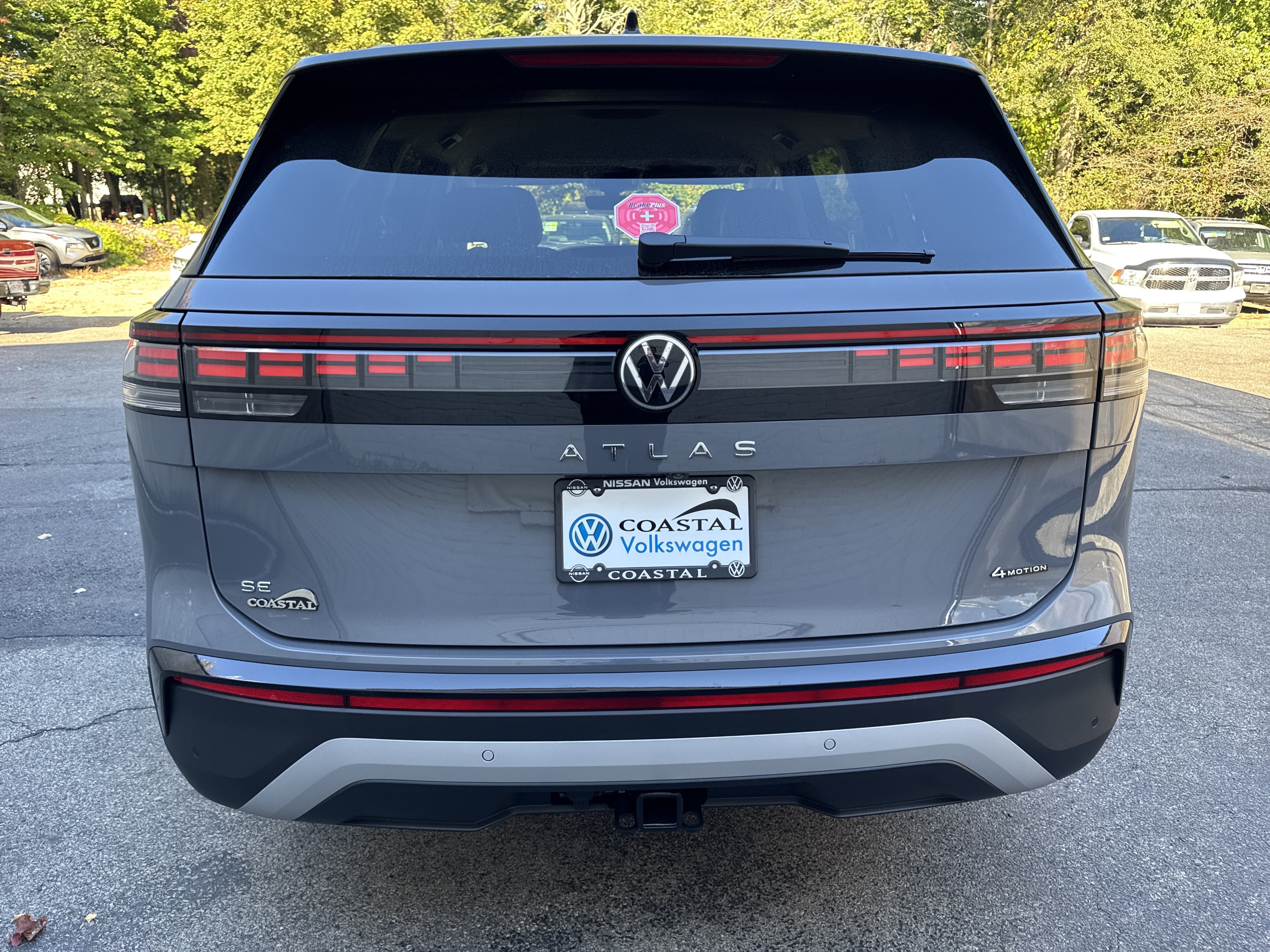 2027 Volkswagen Atlas SE w/Technology w/captains chairs and black wheel package