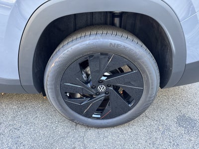 2027 Volkswagen Atlas SE w/Technology w/captains chairs and black wheel package
