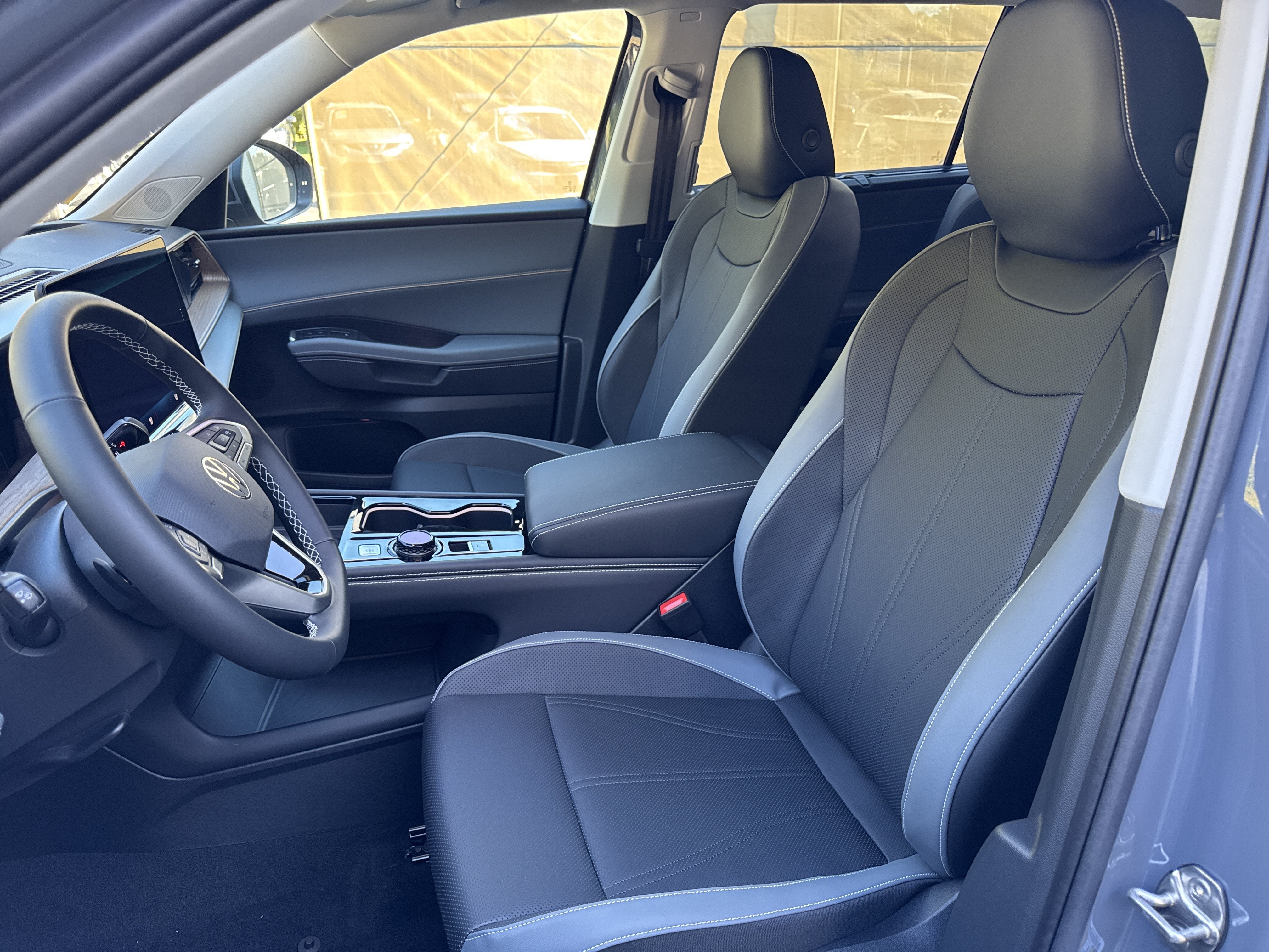 2027 Volkswagen Atlas SE w/Technology w/captains chairs and black wheel package