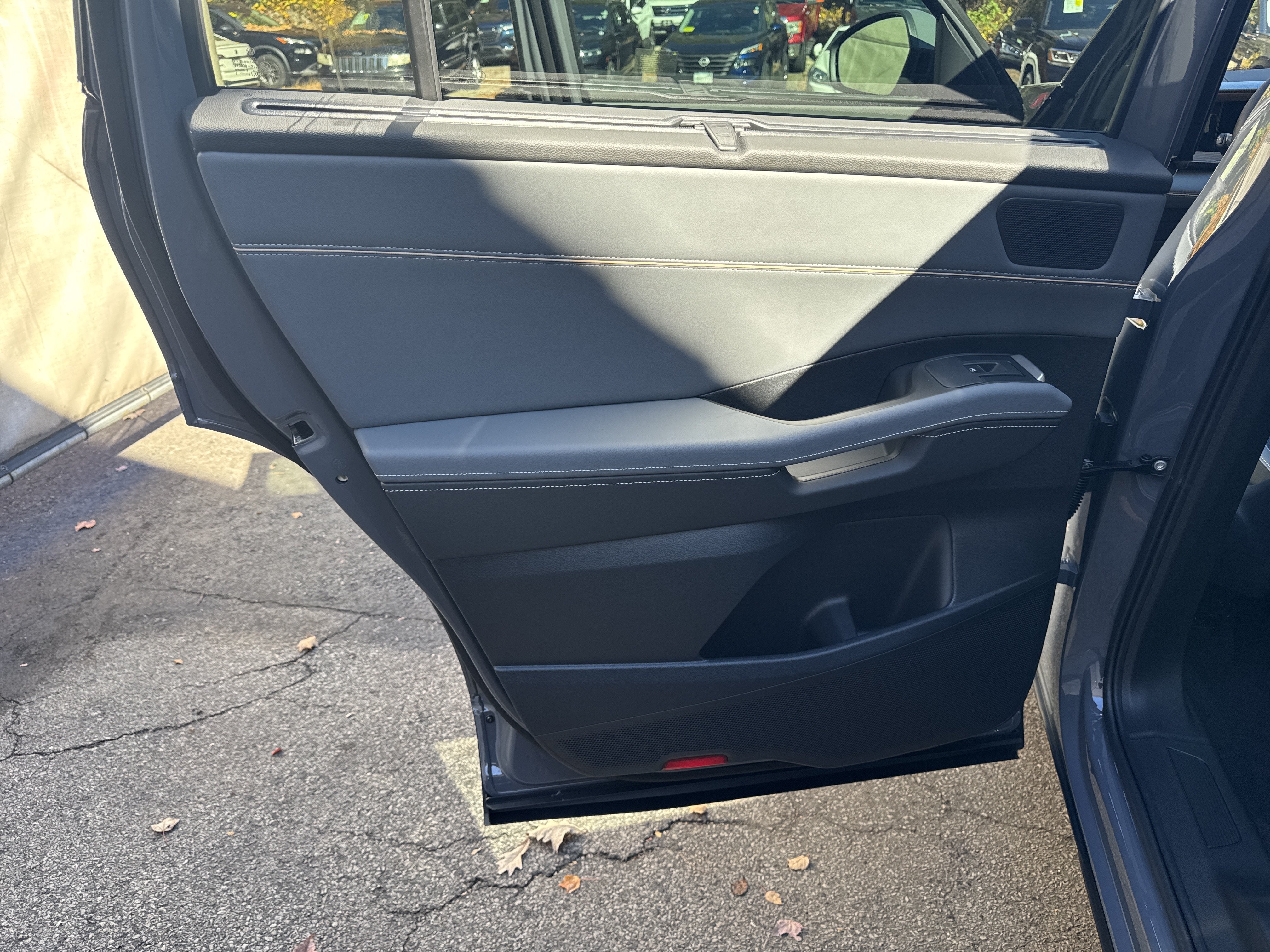 2027 Volkswagen Atlas SE w/Technology w/black wheel package