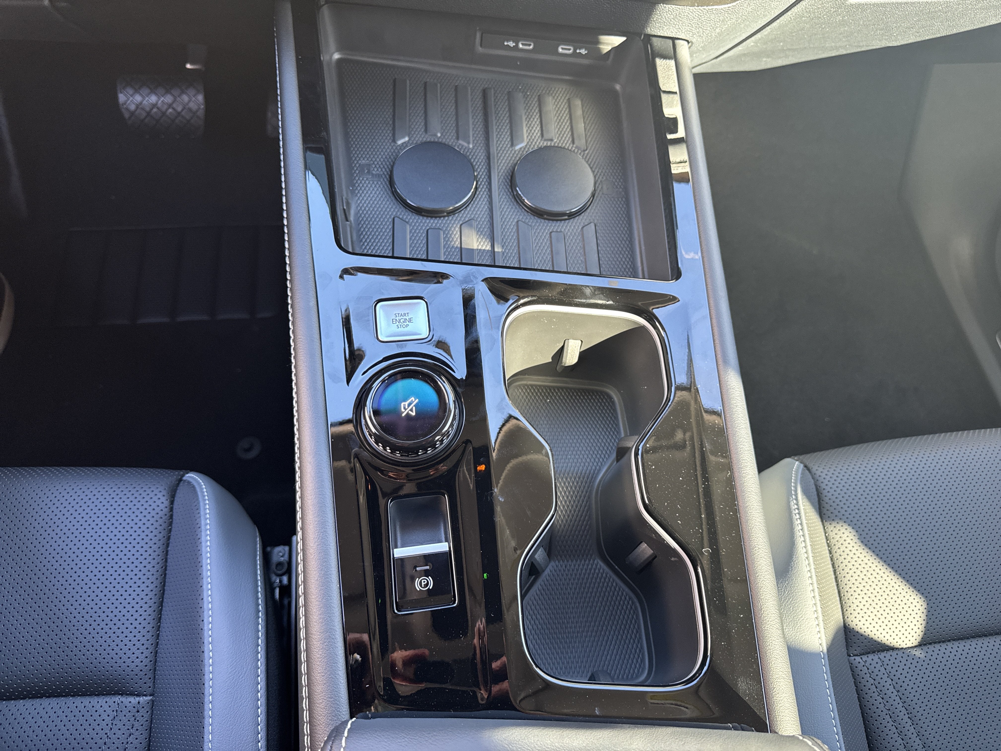 2027 Volkswagen Atlas SE w/Technology w/black wheel package