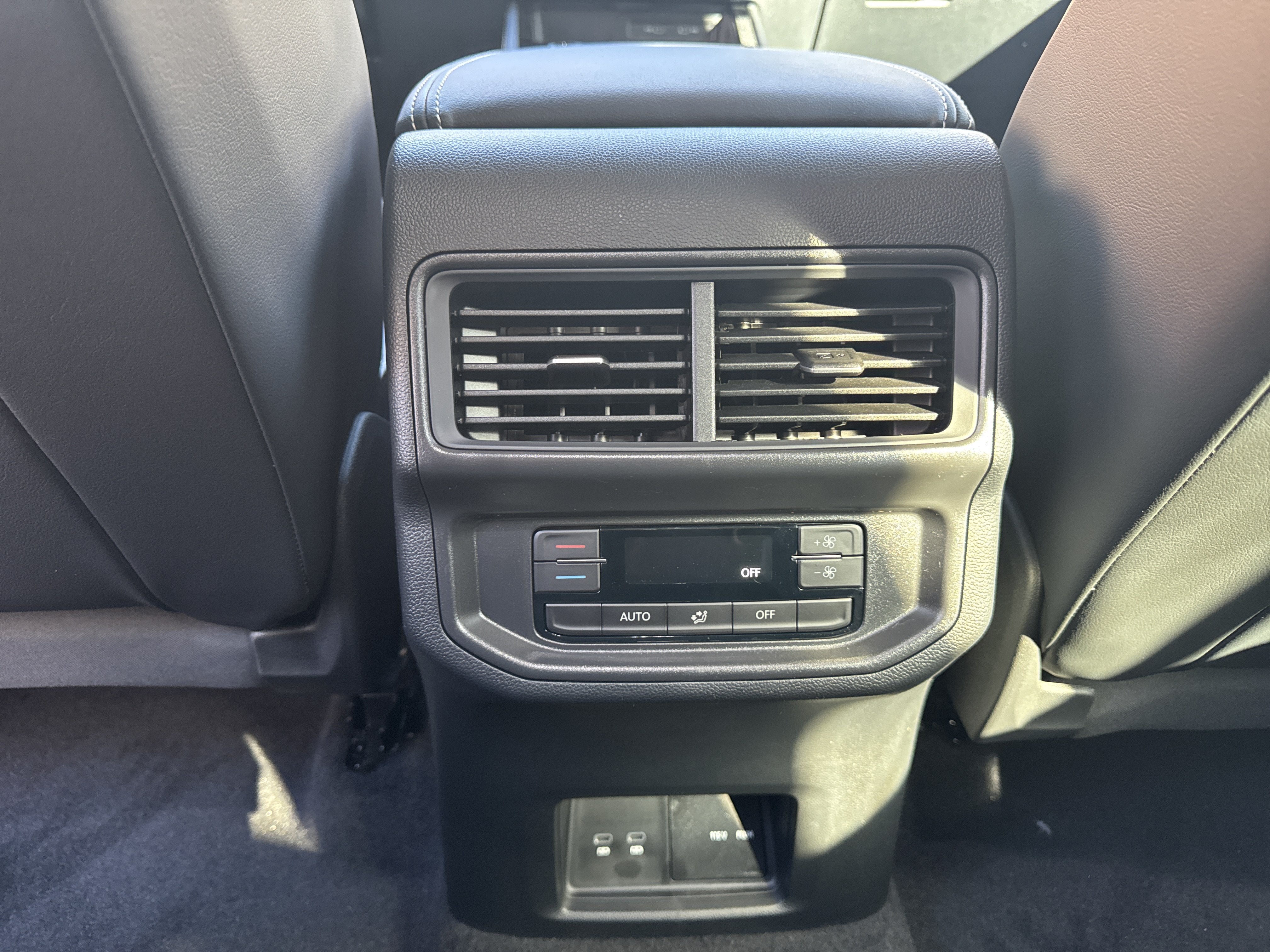 2027 Volkswagen Atlas SE w/Technology w/black wheel package
