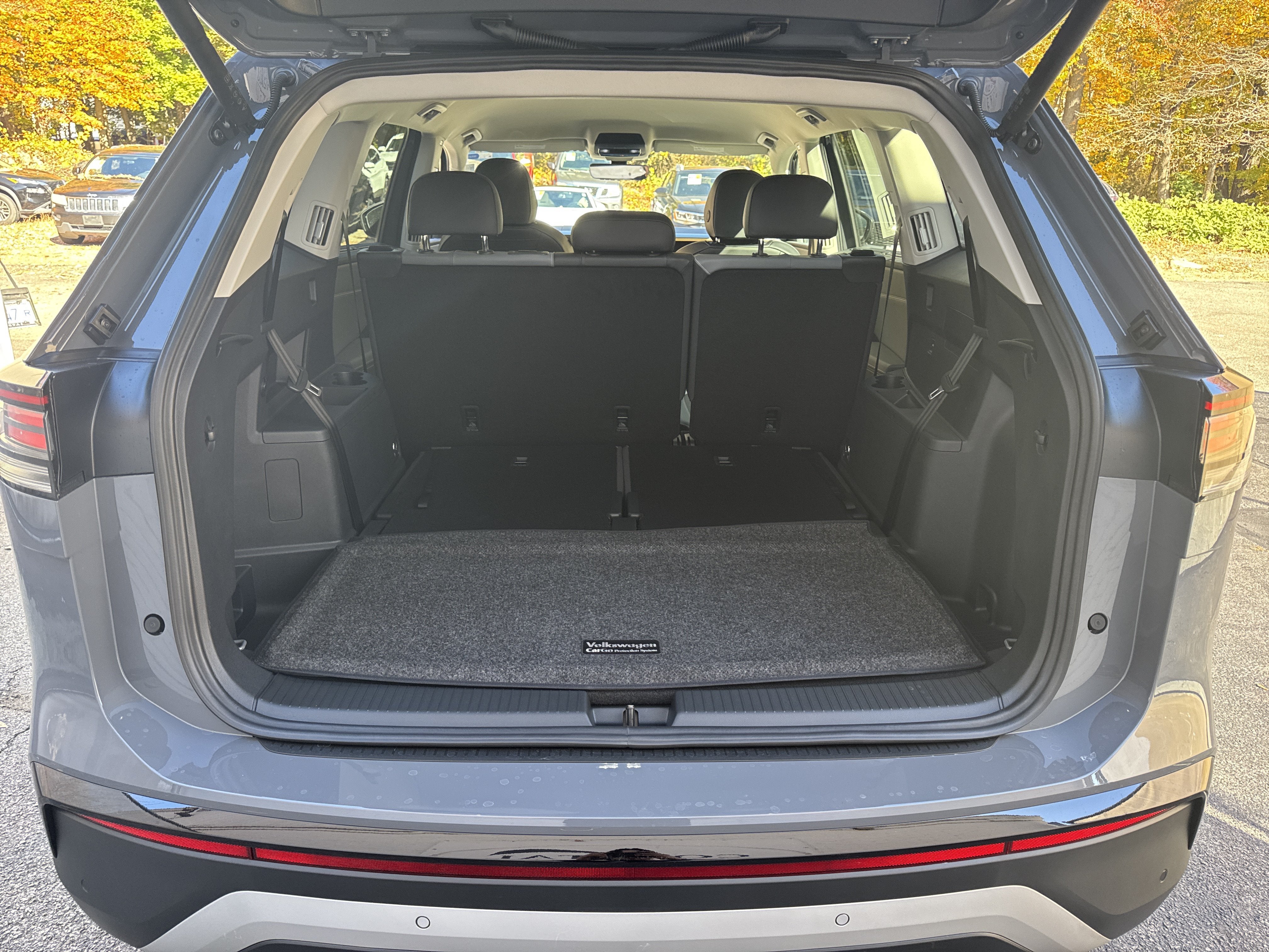 2027 Volkswagen Atlas SE w/Technology w/black wheel package