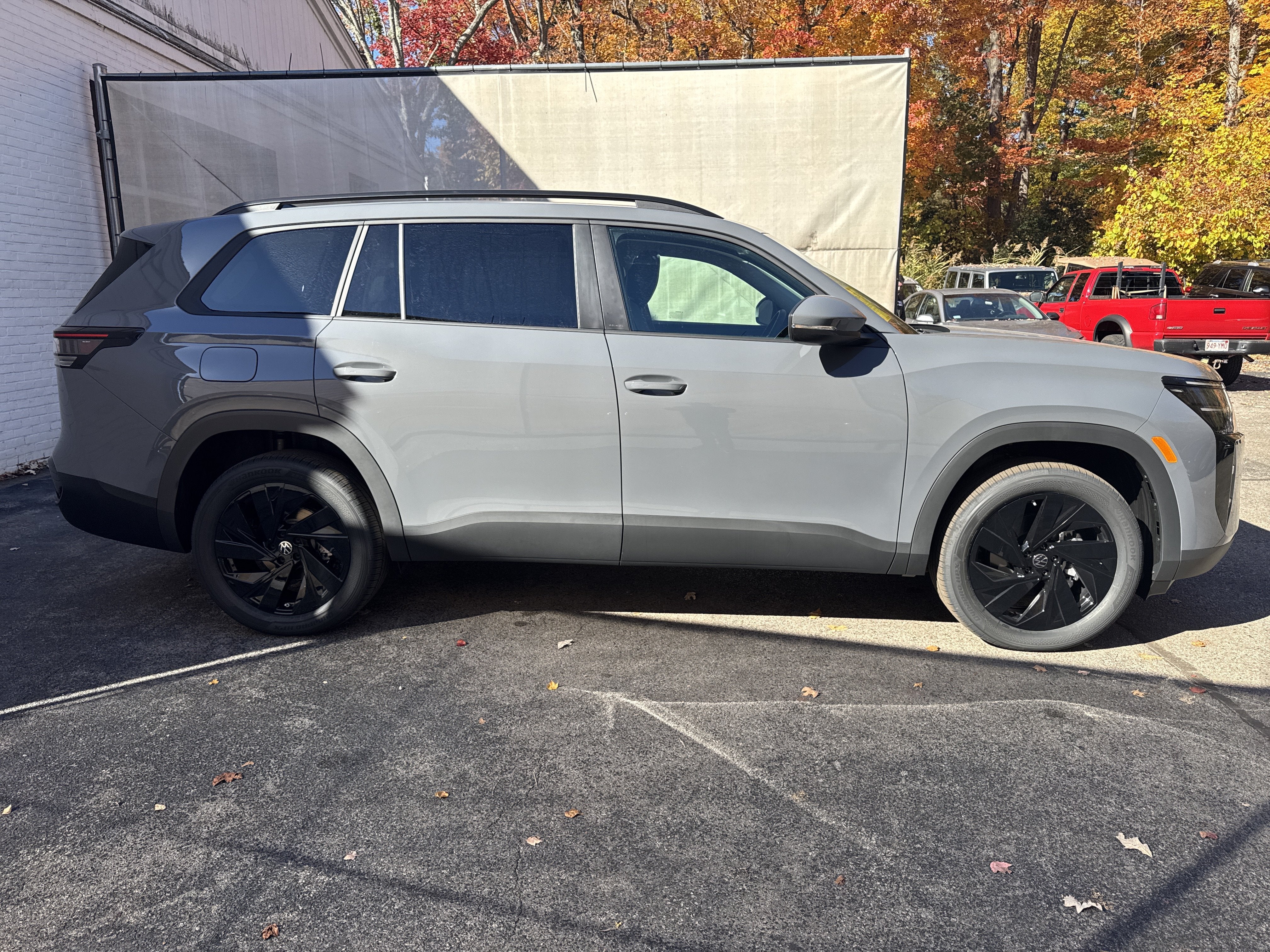 2027 Volkswagen Atlas SE w/Technology w/black wheel package