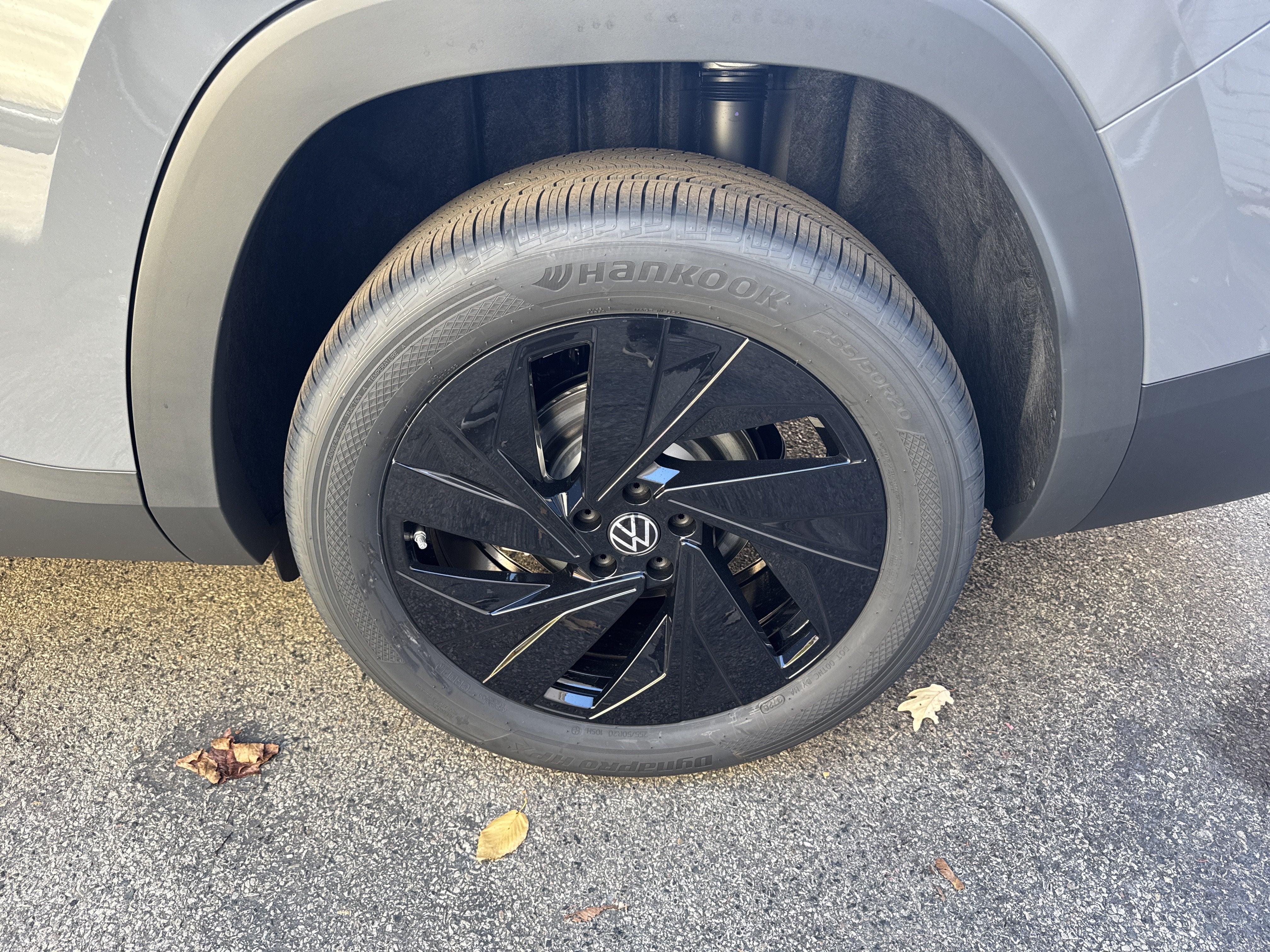 2027 Volkswagen Atlas SE w/Technology w/black wheel package