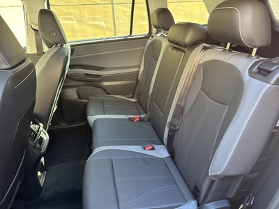 2027 Volkswagen Atlas SE w/Technology w/black wheel package