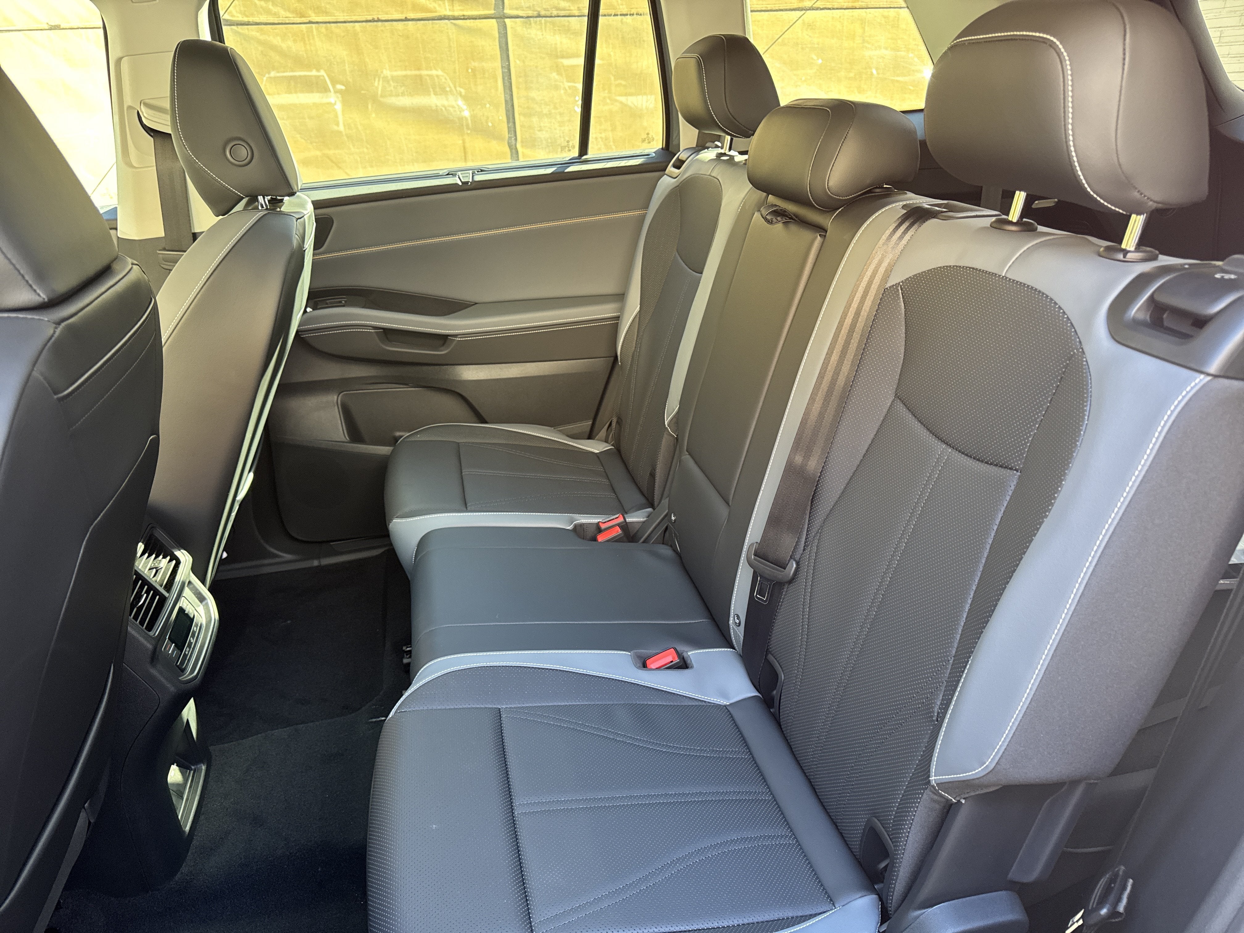 2027 Volkswagen Atlas SE w/Technology w/black wheel package